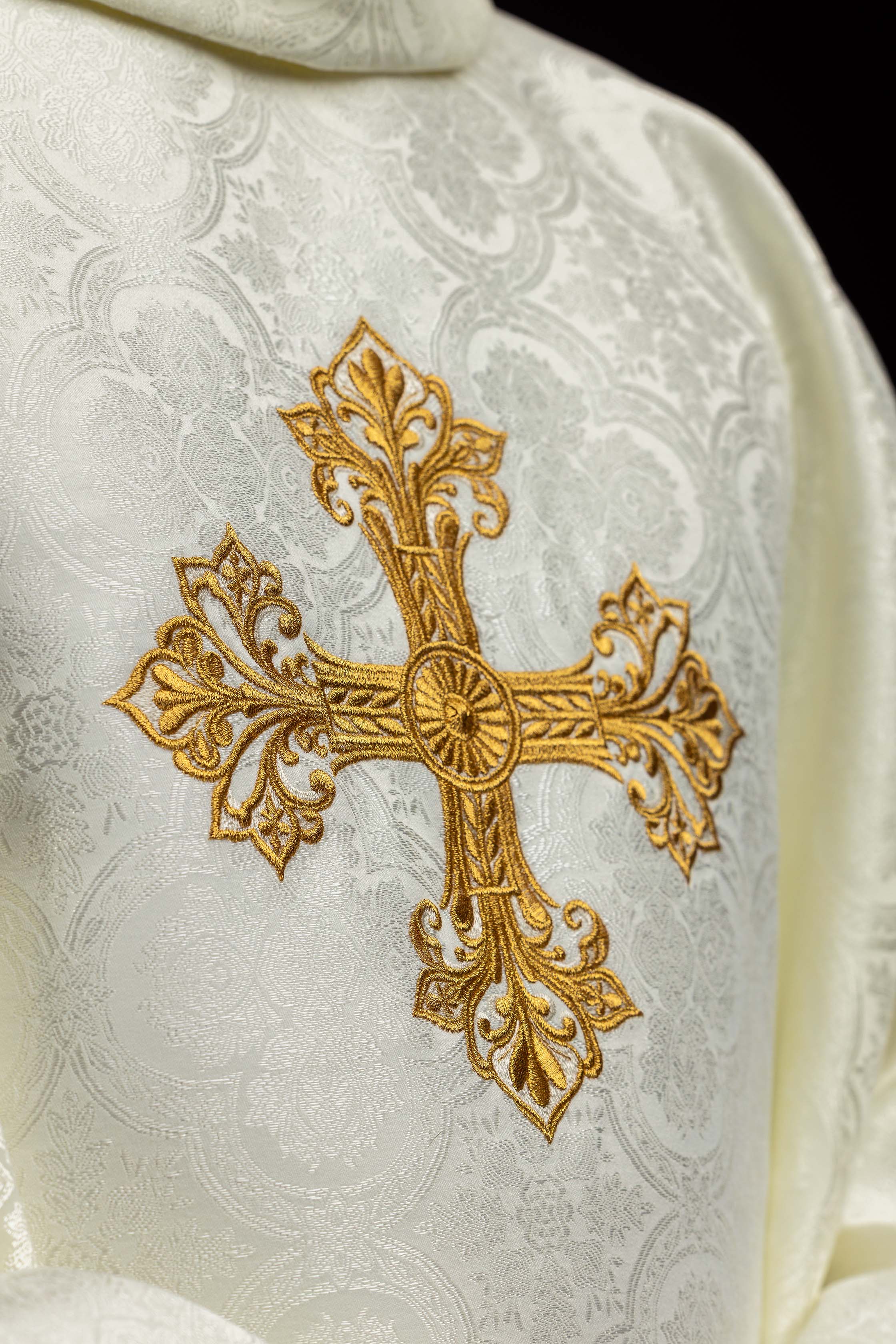 Ecru ornat z krzyżem tkanina żakardowa - ORNATY.PL