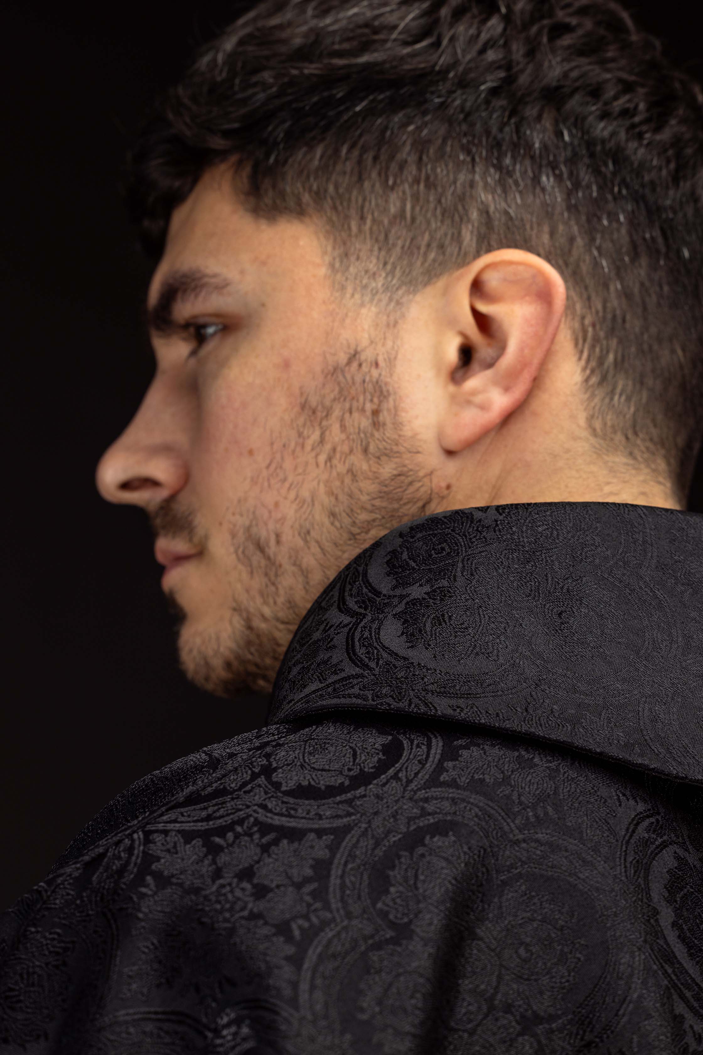 Czarny ornat z krzyżem tkanina żakardowa - ORNATY.PL