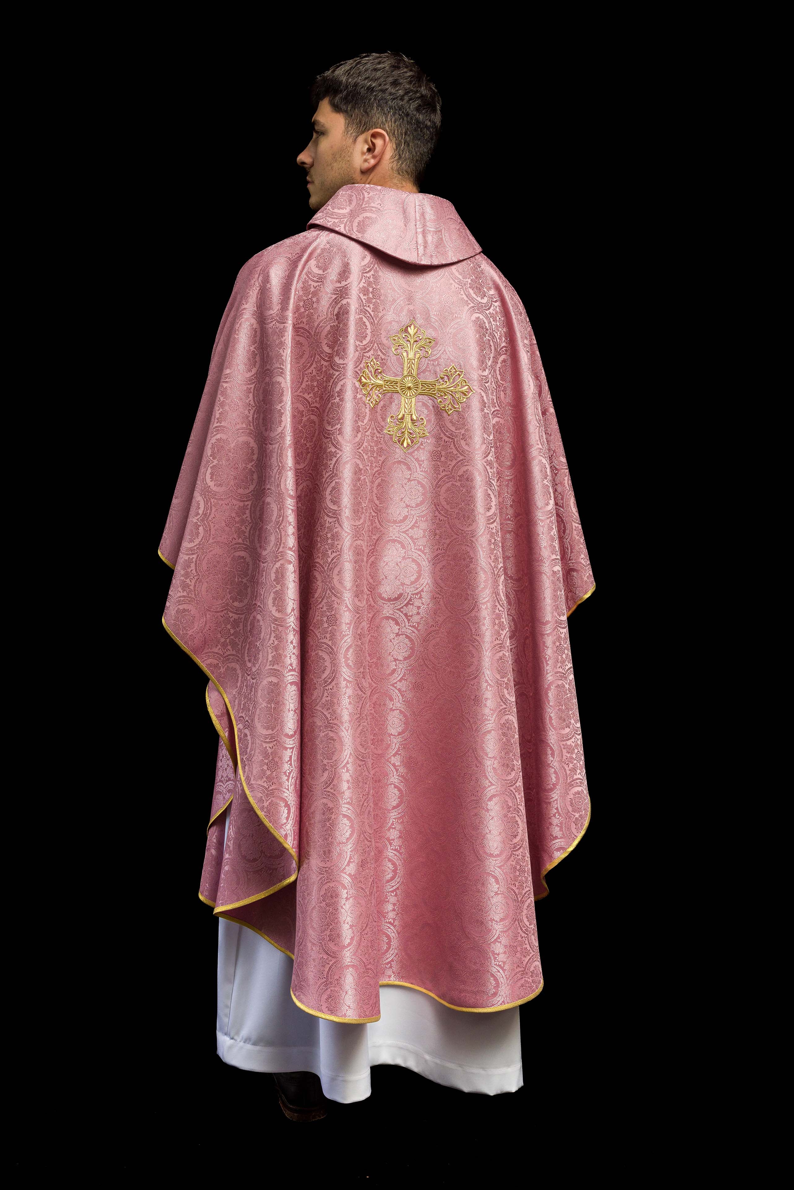 Różowy ornat z krzyżem uszyty z wzorzystej tkaniny - ORNATY.PL