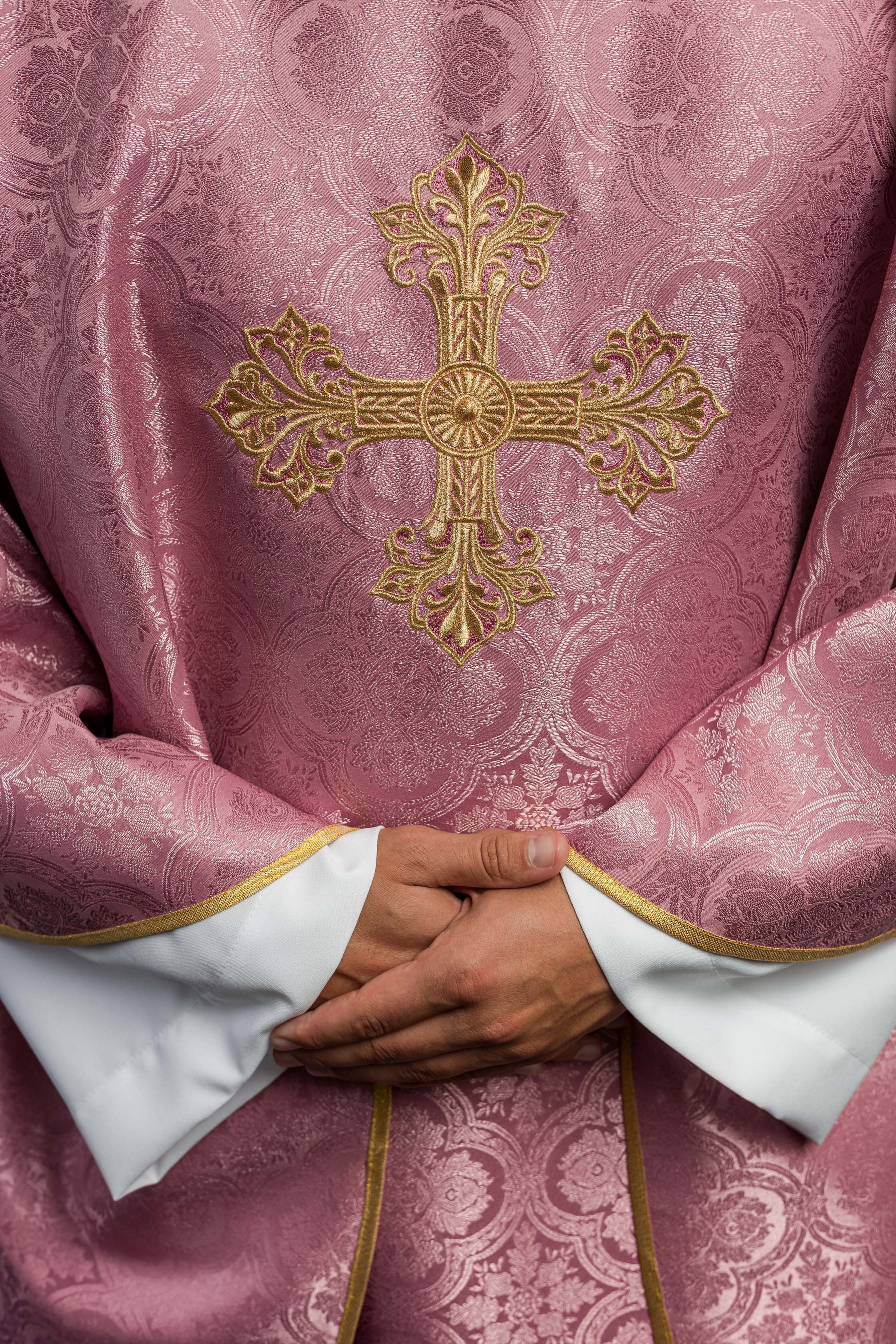 Różowy ornat z krzyżem uszyty z wzorzystej tkaniny - ORNATY.PL