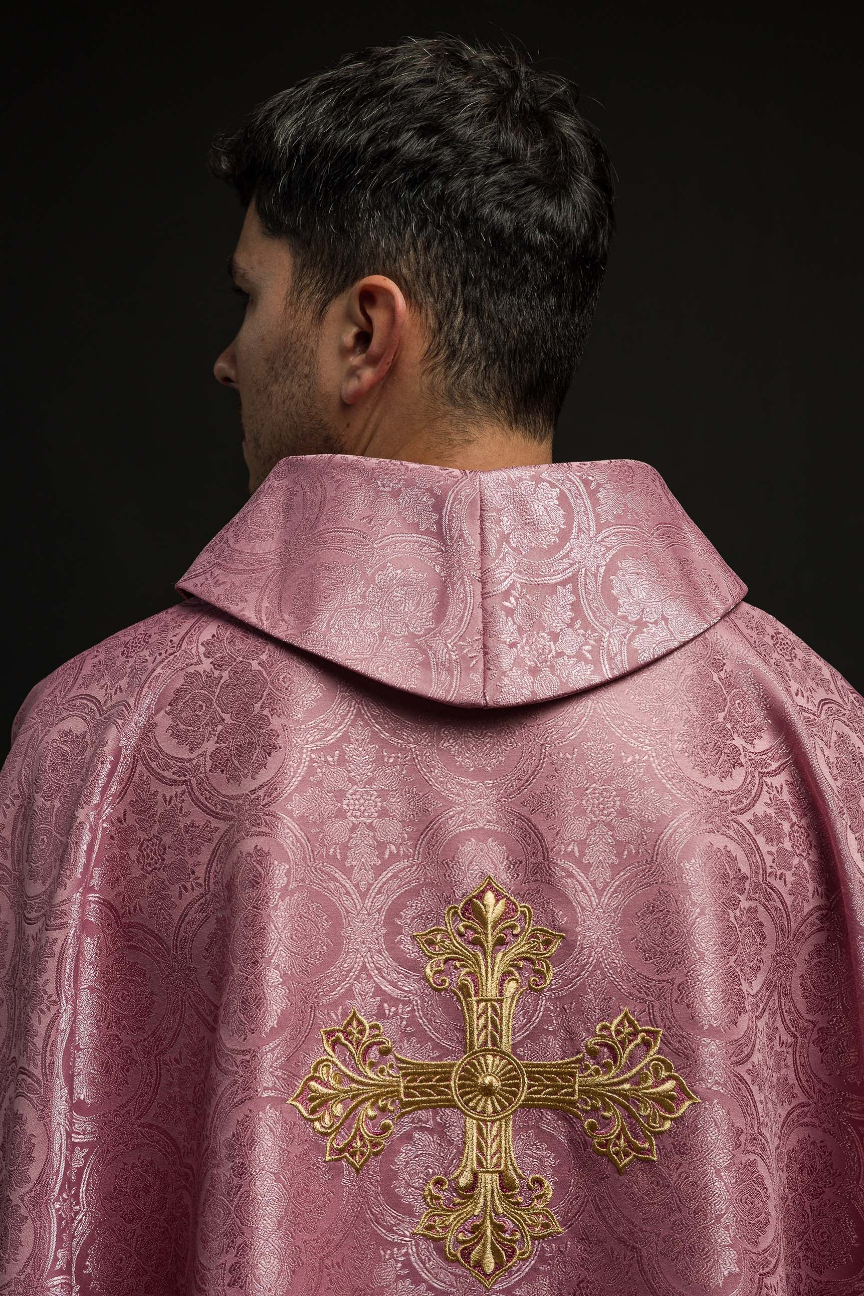 Różowy ornat z krzyżem uszyty z wzorzystej tkaniny - ORNATY.PL