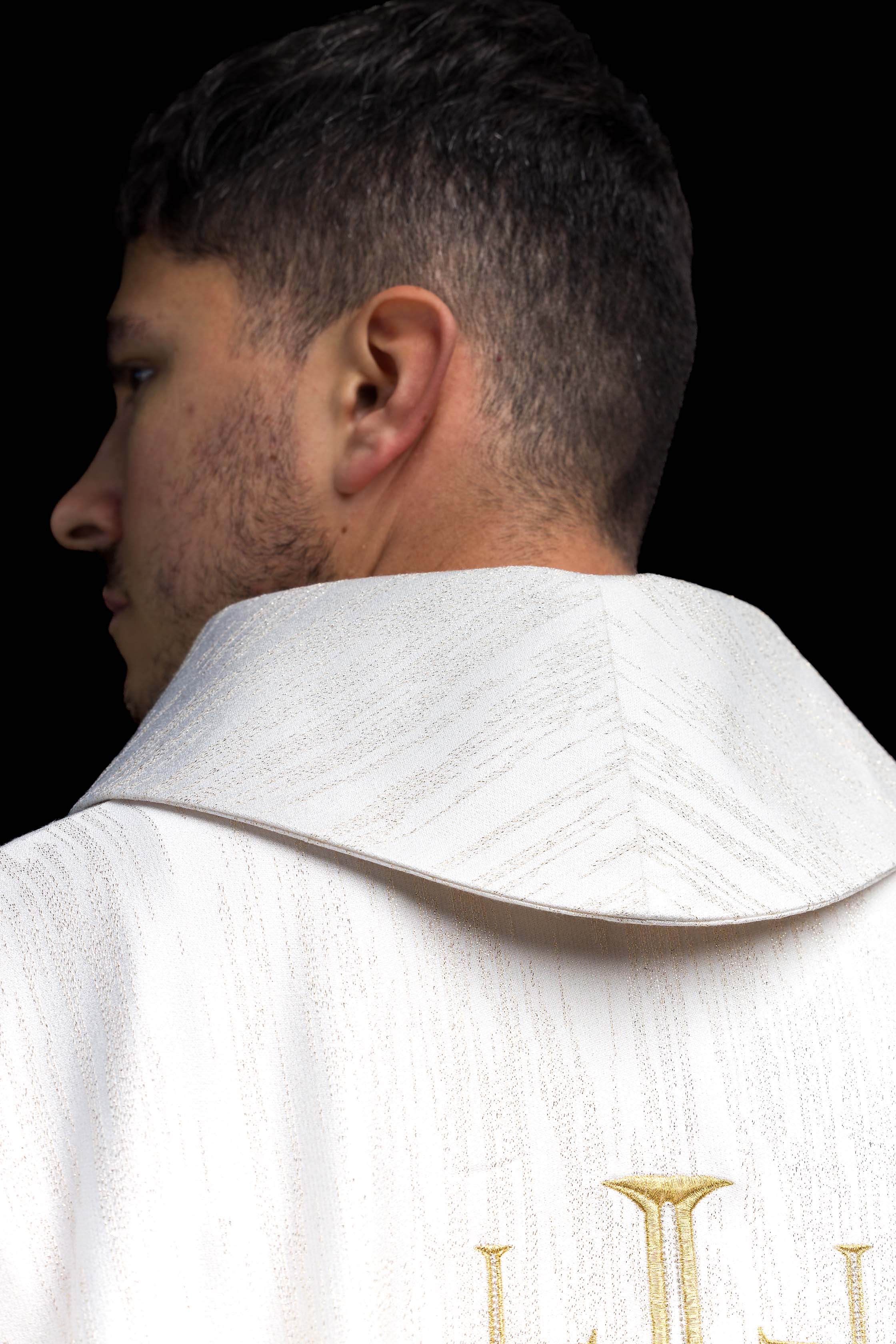 Crveni ornati s žakardnim pojasom u križeve