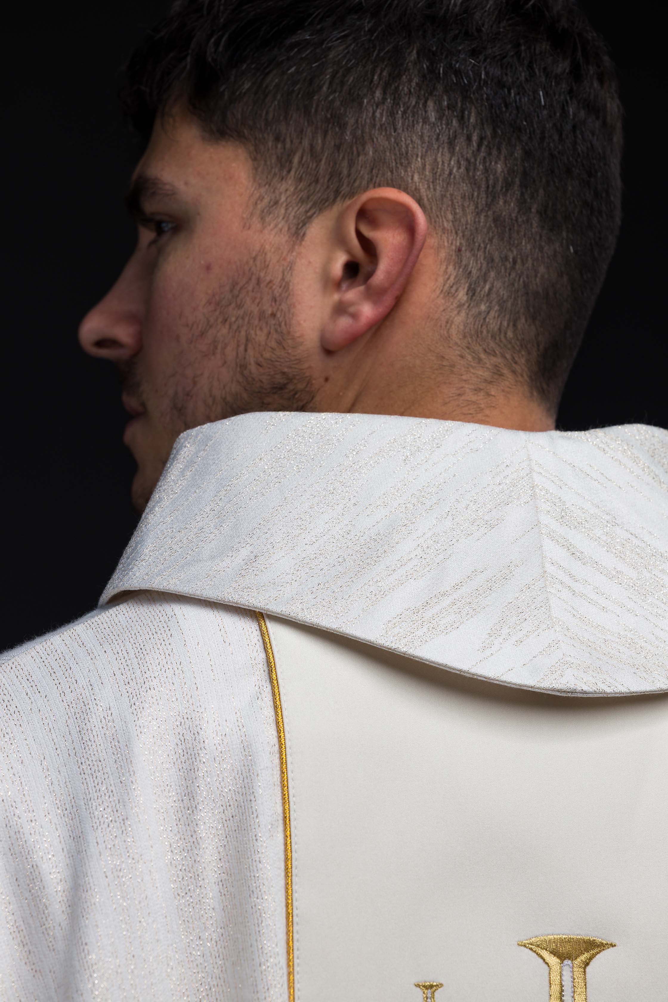 Crveni ornati s žakardnim pojasom u križeve