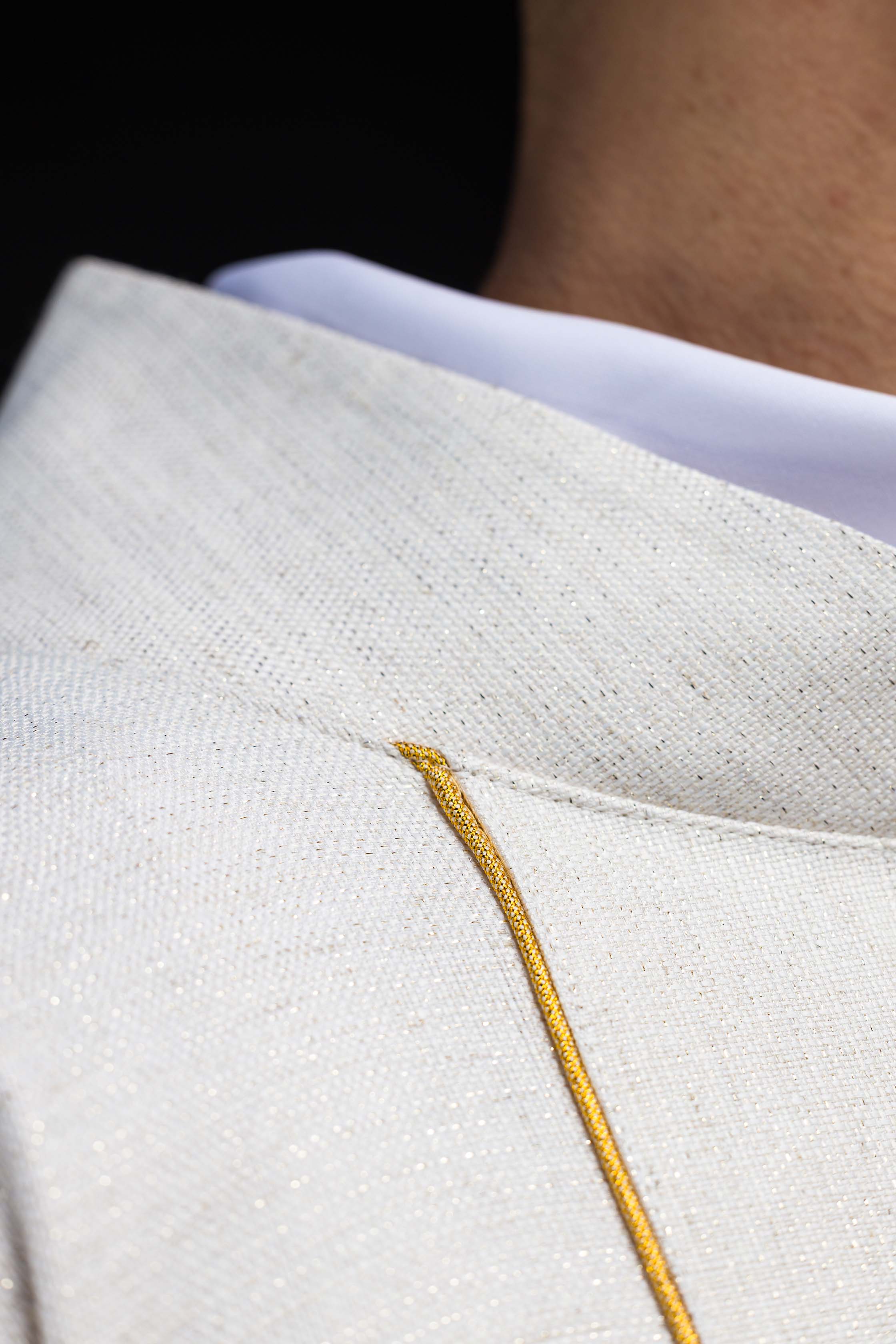 Crveni ornati s žakardnim pojasom u križeve