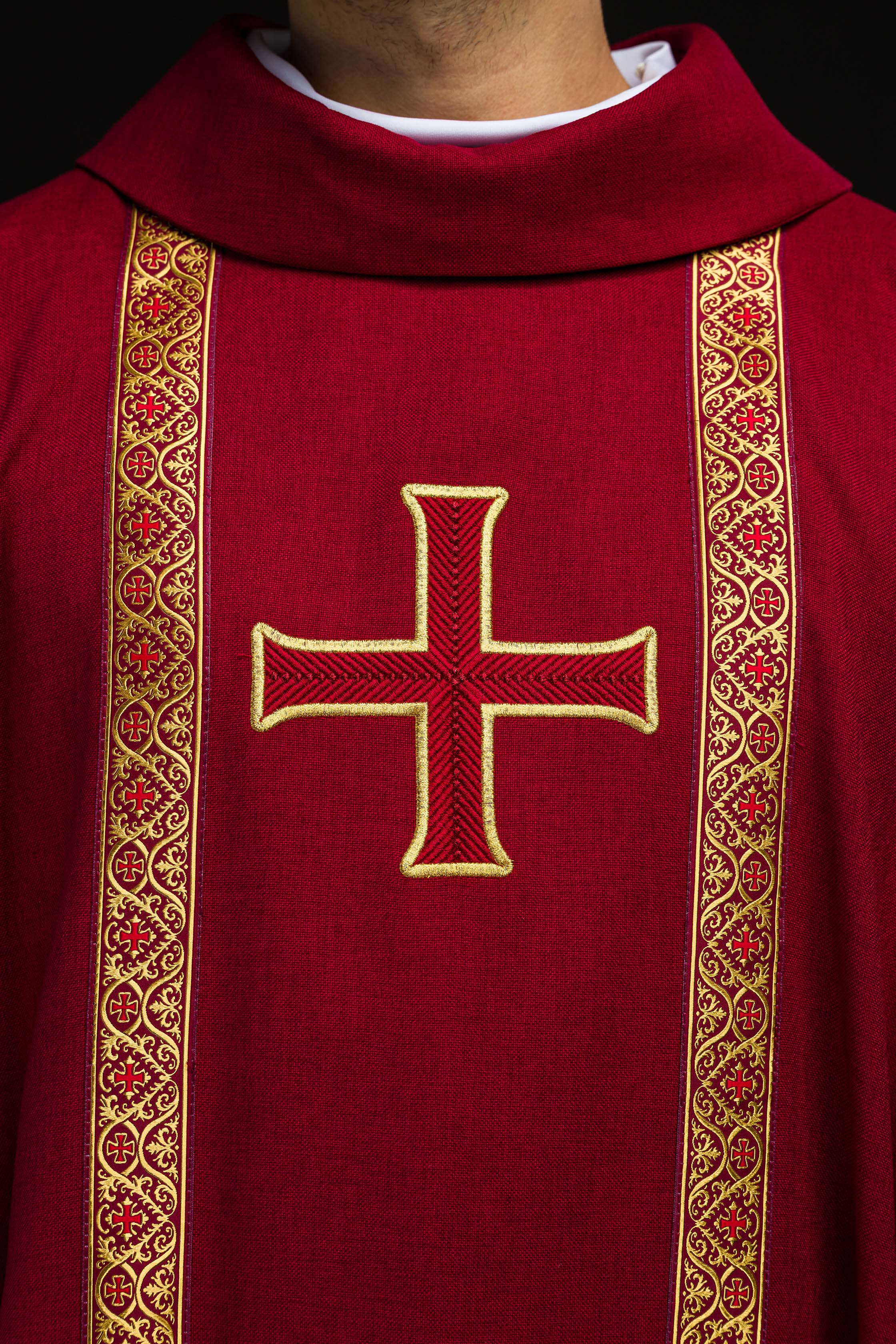 Liturgijska odora zelena s pojasom i vezenim križem na žakard tkanini