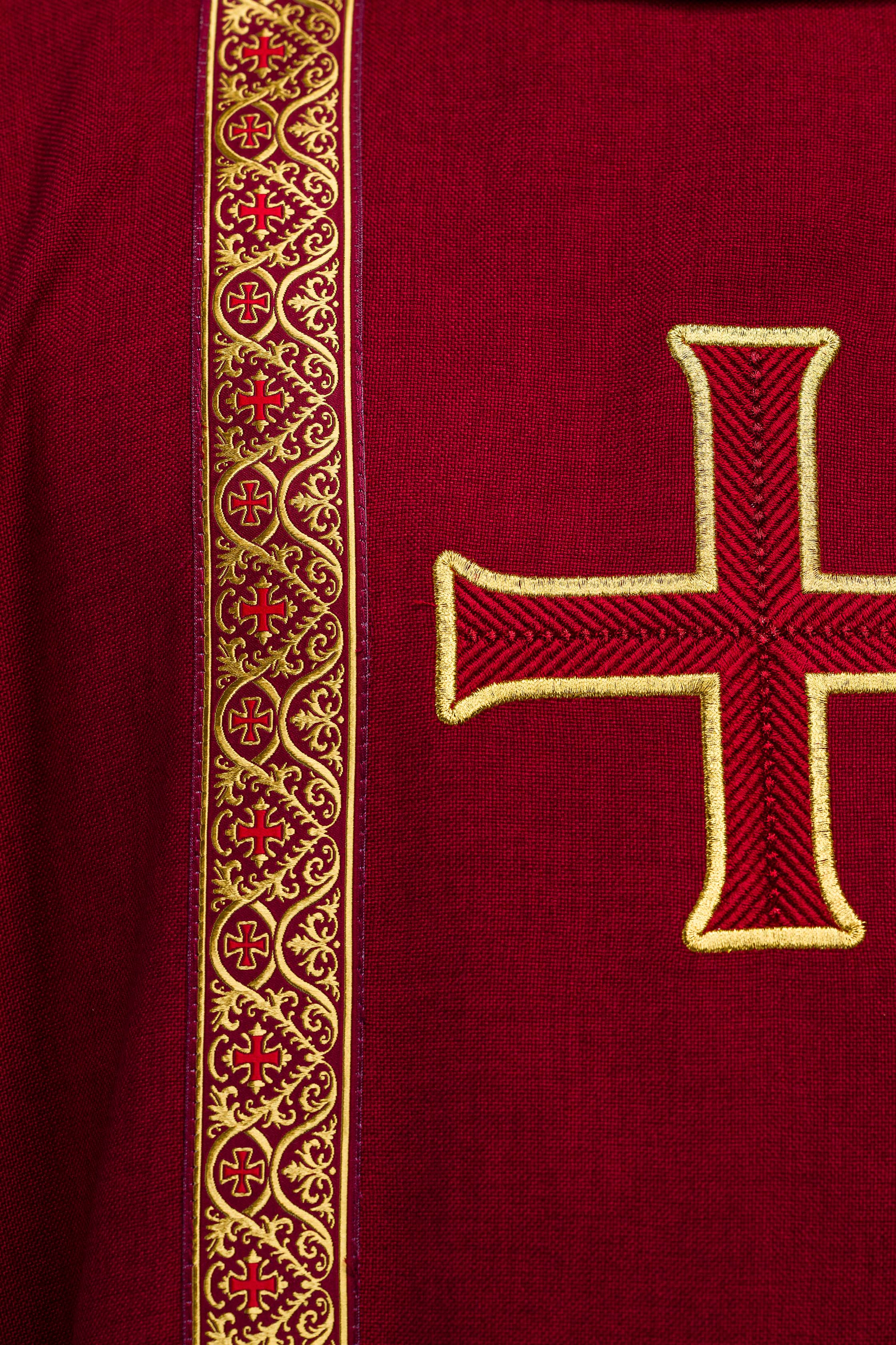 Liturgijska odora zelena s pojasom i vezenim križem na žakard tkanini