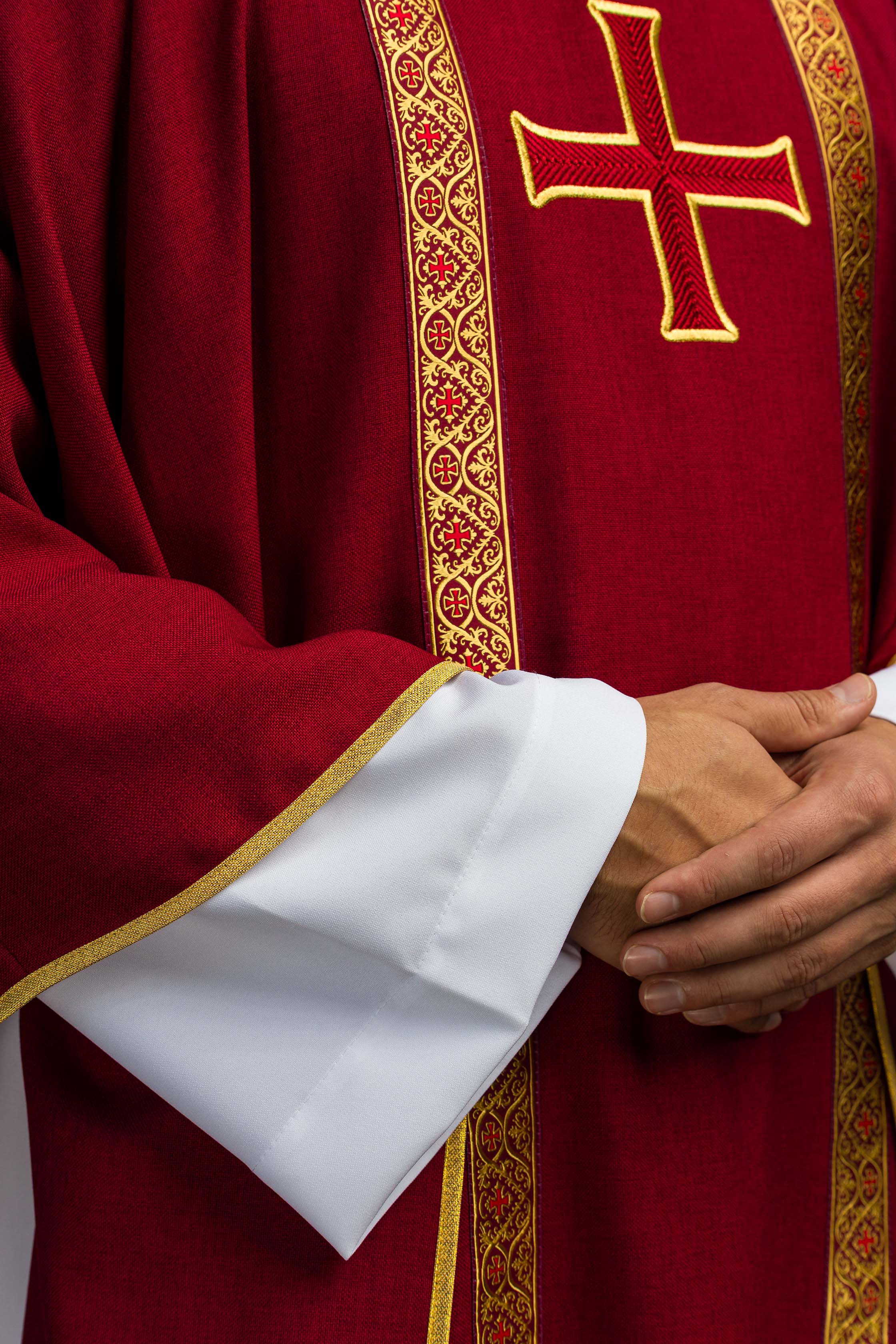 Liturgijska odora zelena s pojasom i vezenim križem na žakard tkanini