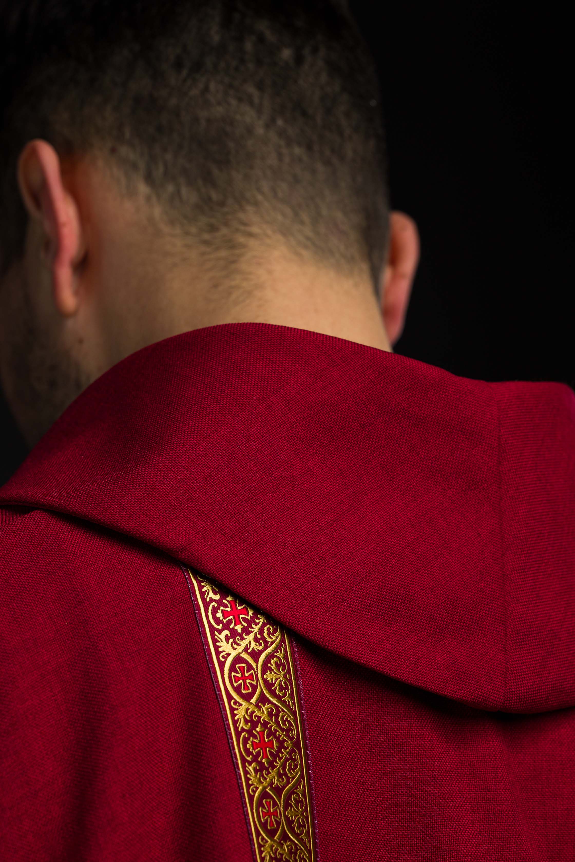 Liturgijska odora zelena s pojasom i vezenim križem na žakard tkanini