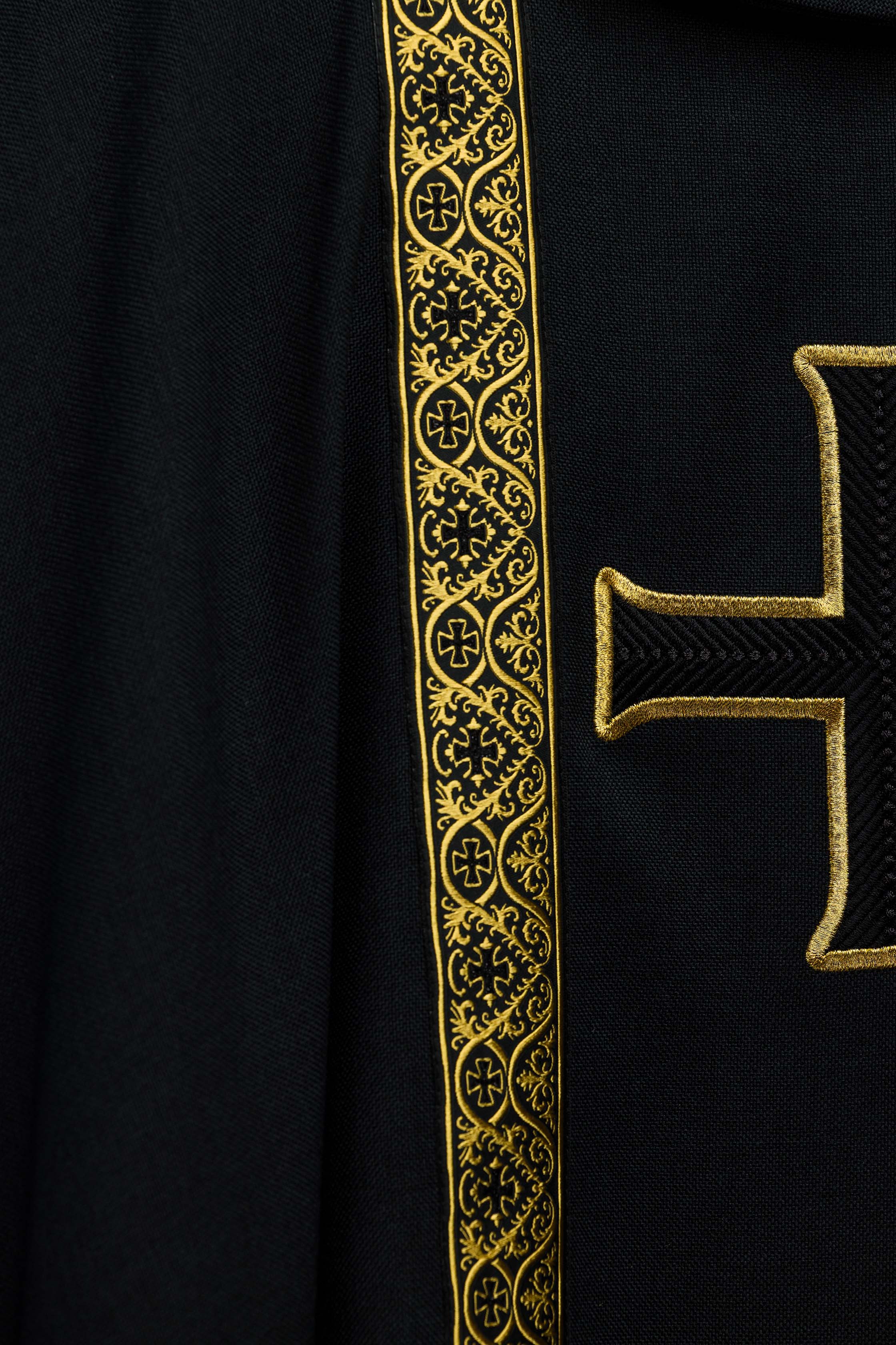 Liturgijska odora zelena s pojasom i vezenim križem na žakard tkanini