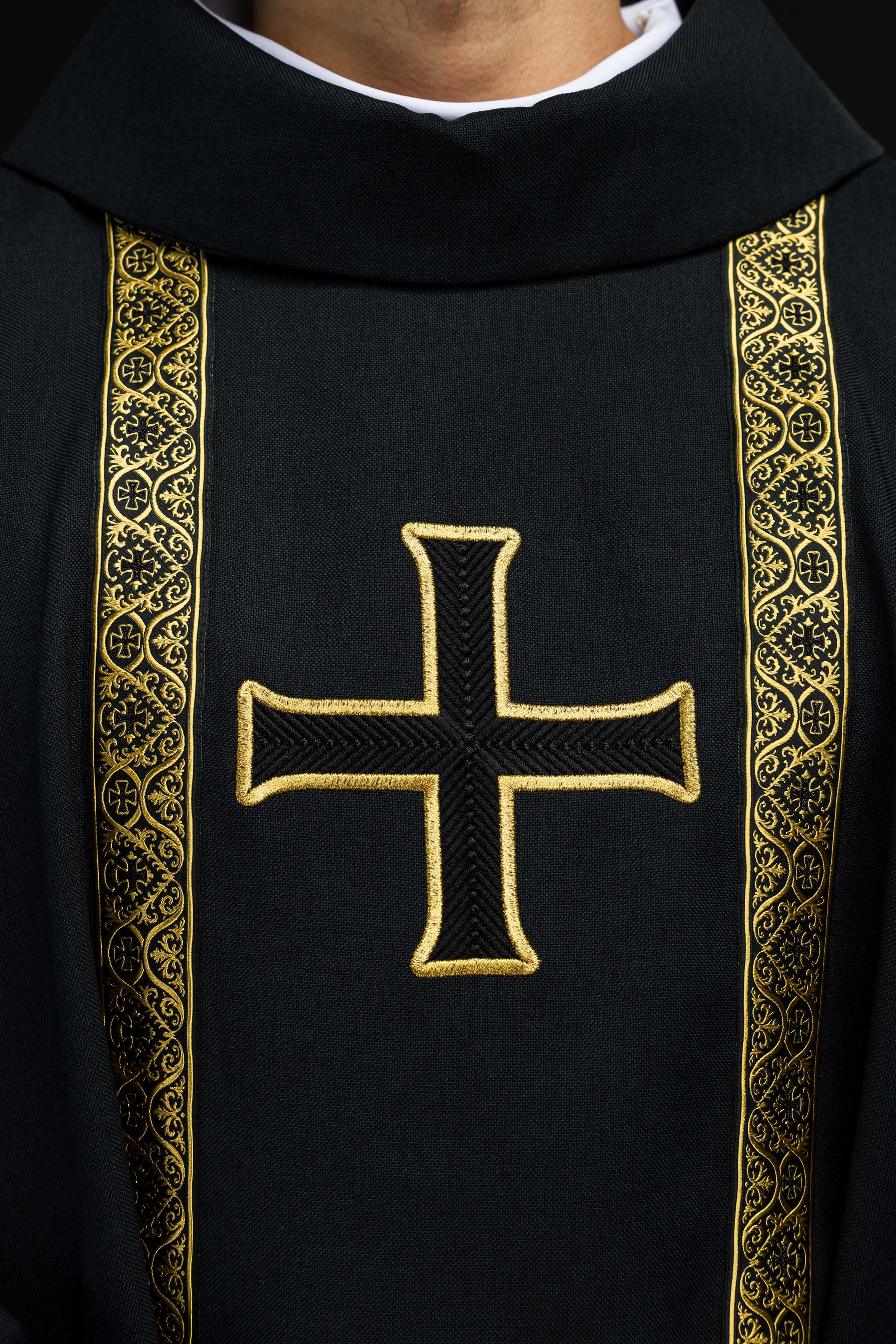 Liturgijska odora zelena s pojasom i vezenim križem na žakard tkanini