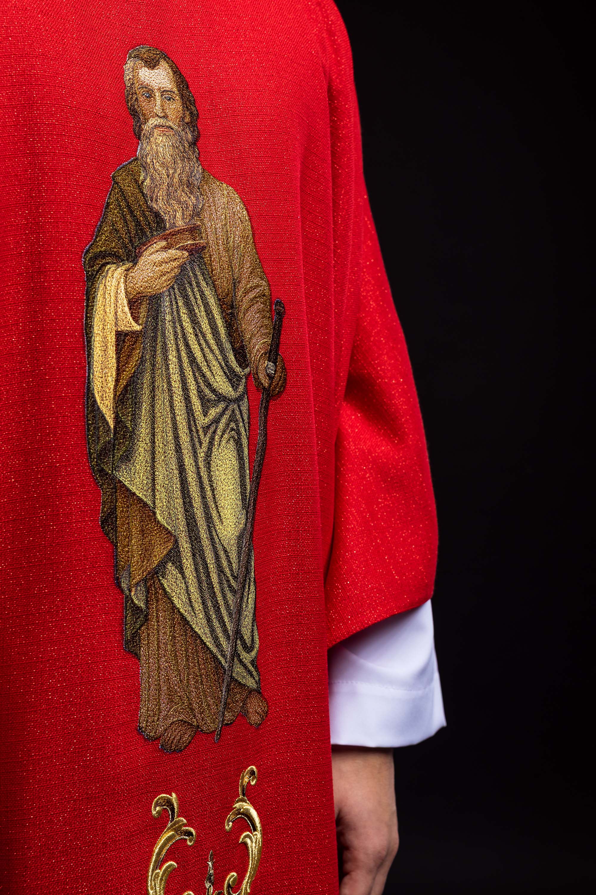 Ornat bogato izvezen s likom svetog Petra Crveni