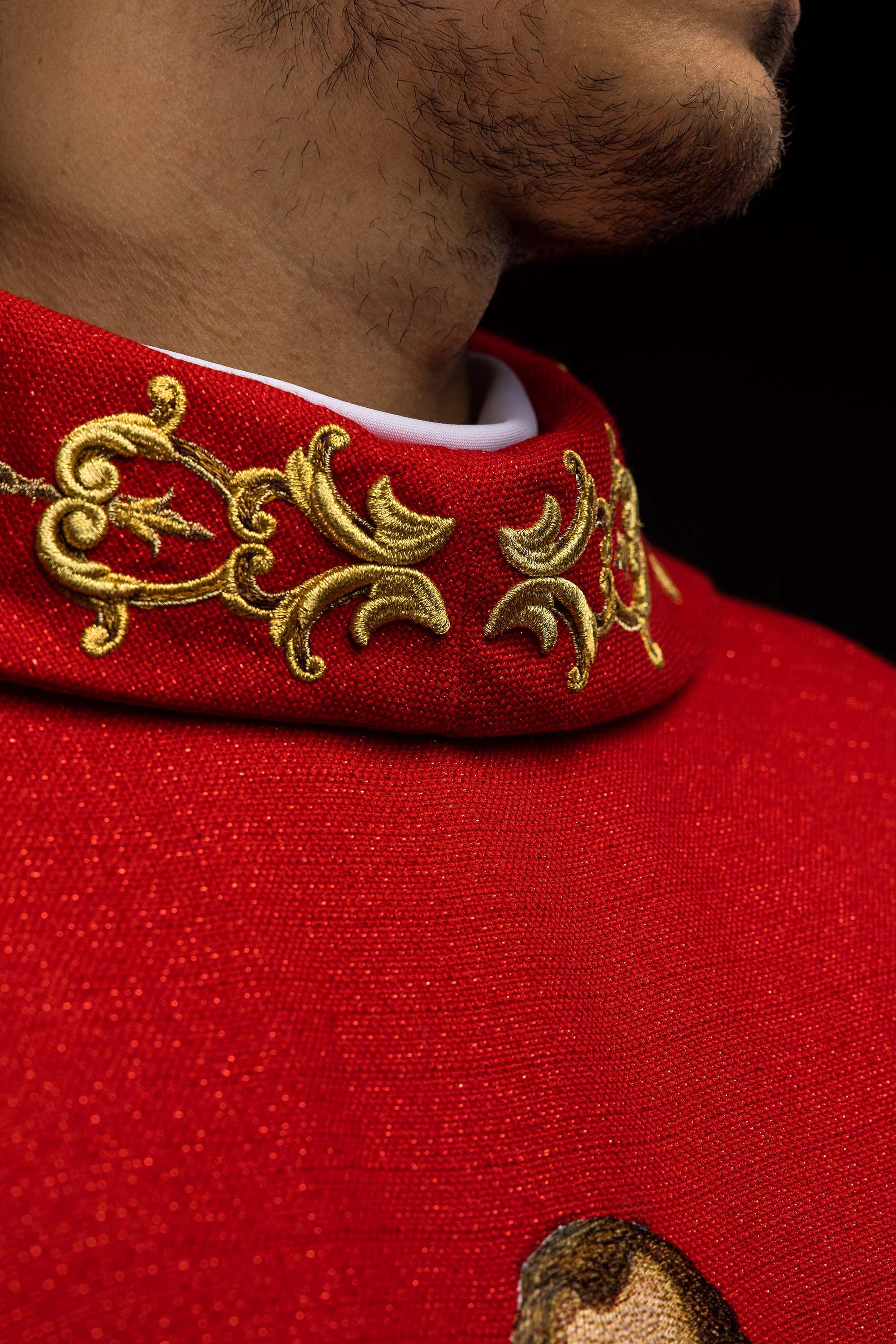 Ornat bogato izvezen s likom svetog Petra Crveni