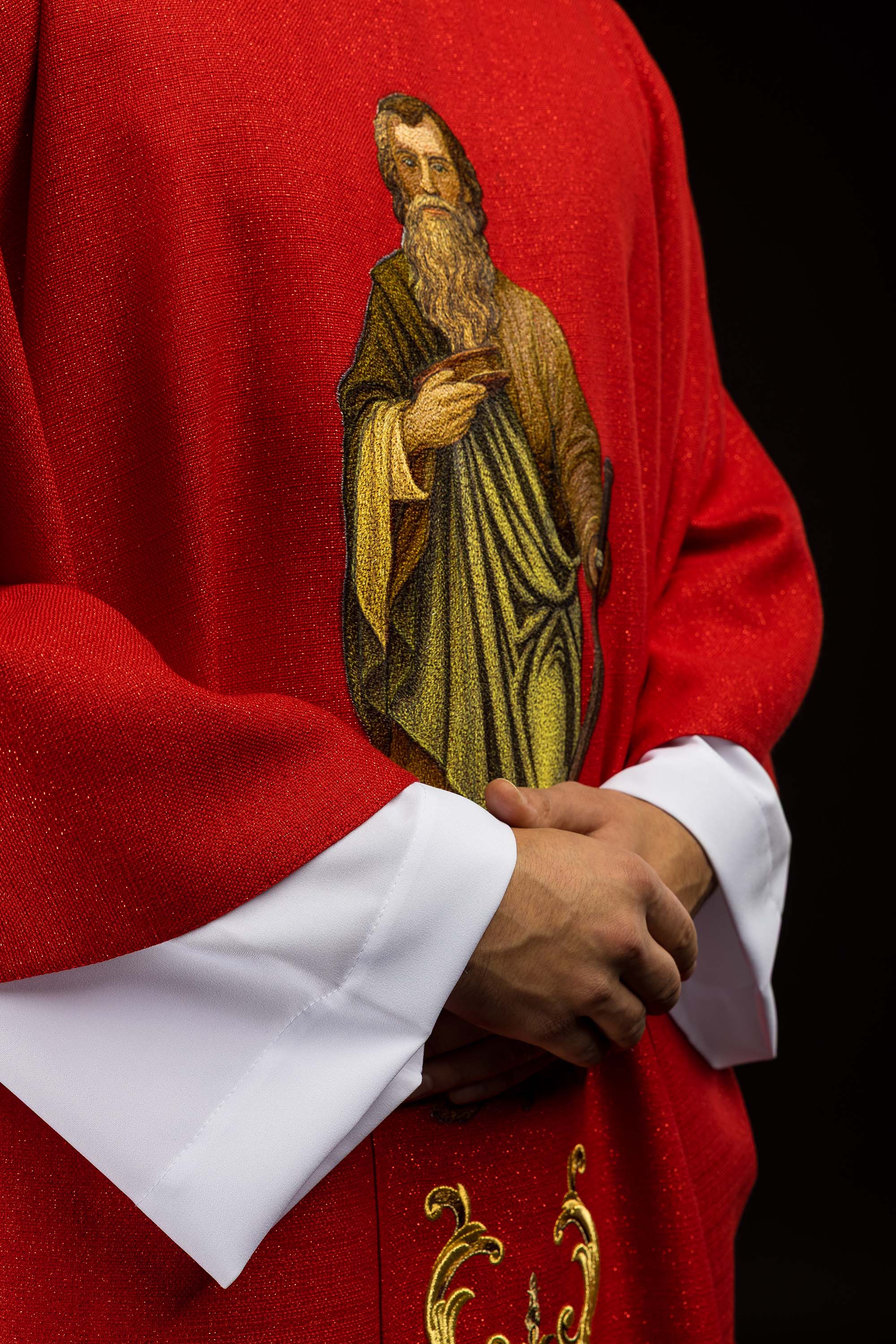 Ornat bogato izvezen s likom svetog Petra Crveni