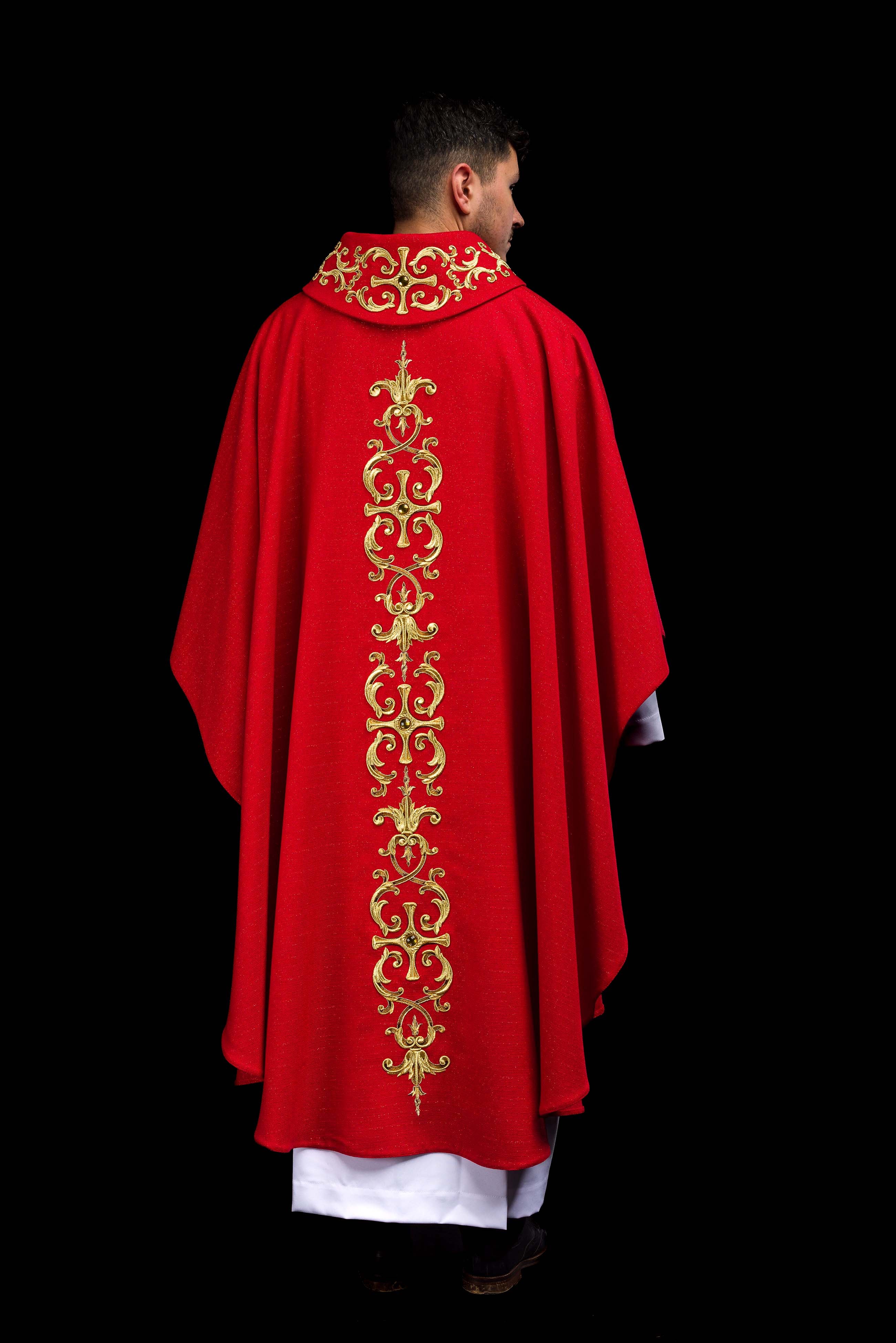 Ornat bogato haftowany z wizerunkiem Świętego Piotra Czerwony