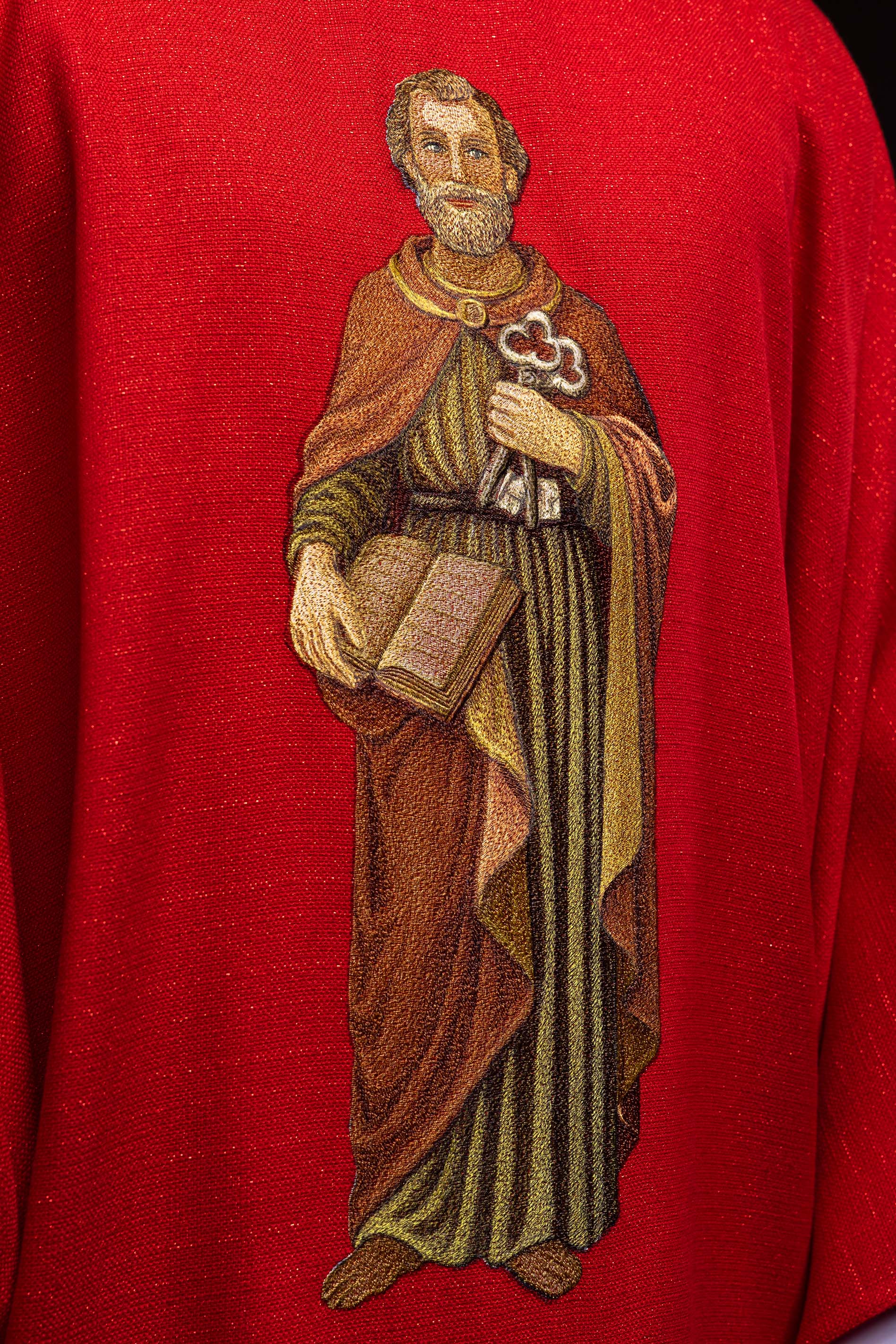 Ornat bogato haftowany z wizerunkiem Świętego Piotra Czerwony