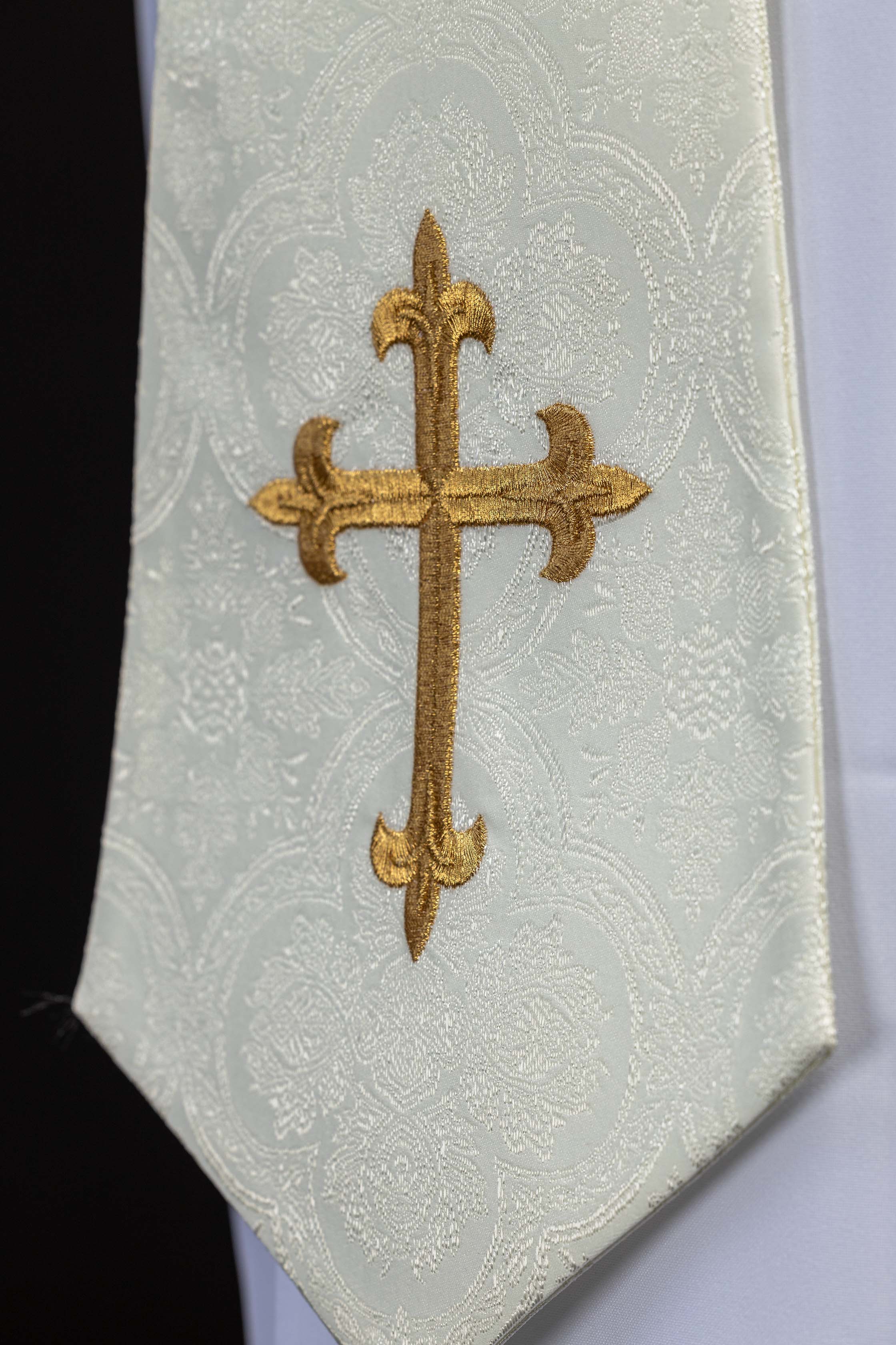 Izvezena stola s motivom križa, ružičasta žakard tkanina