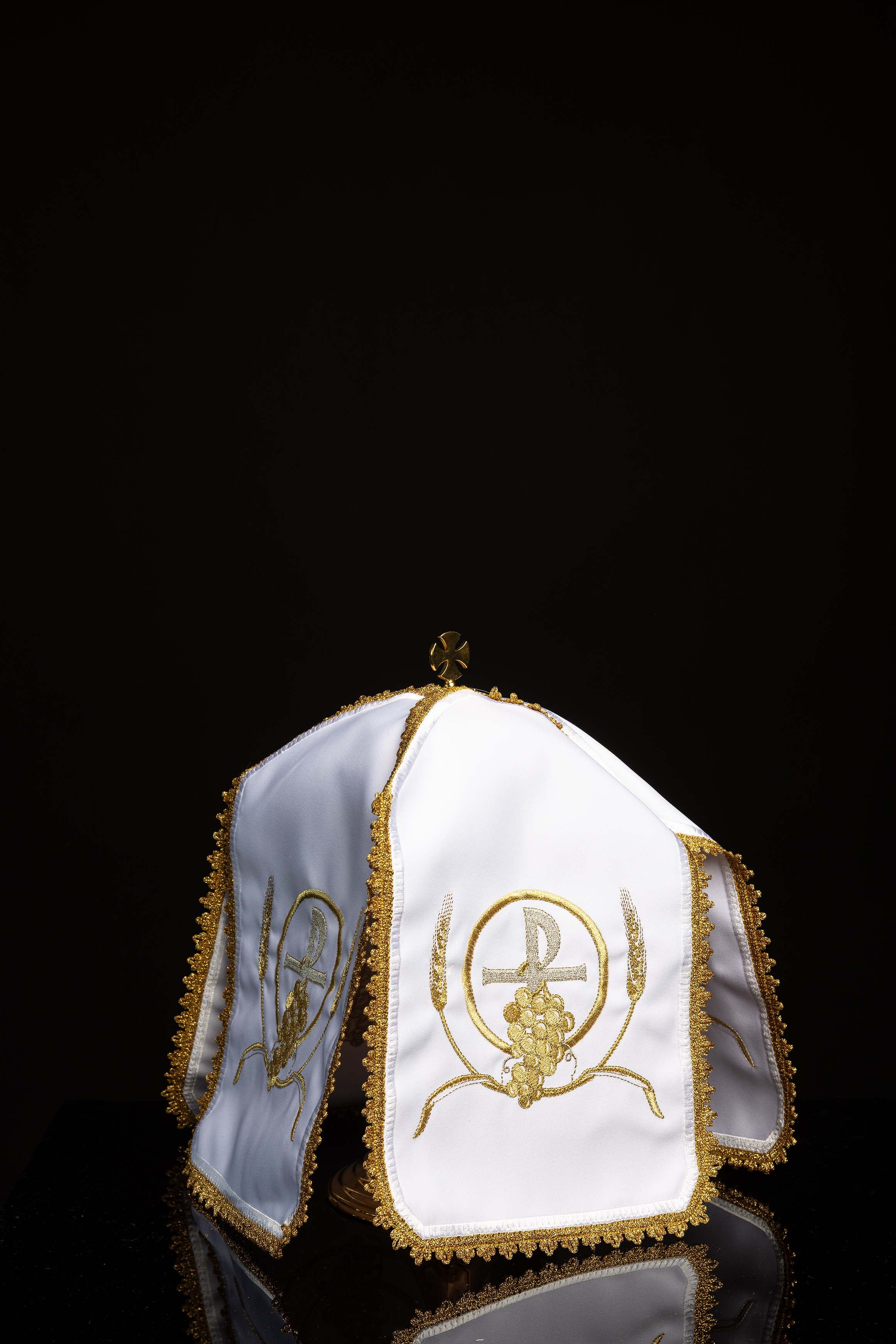 Velum za limenku s vezenim križem