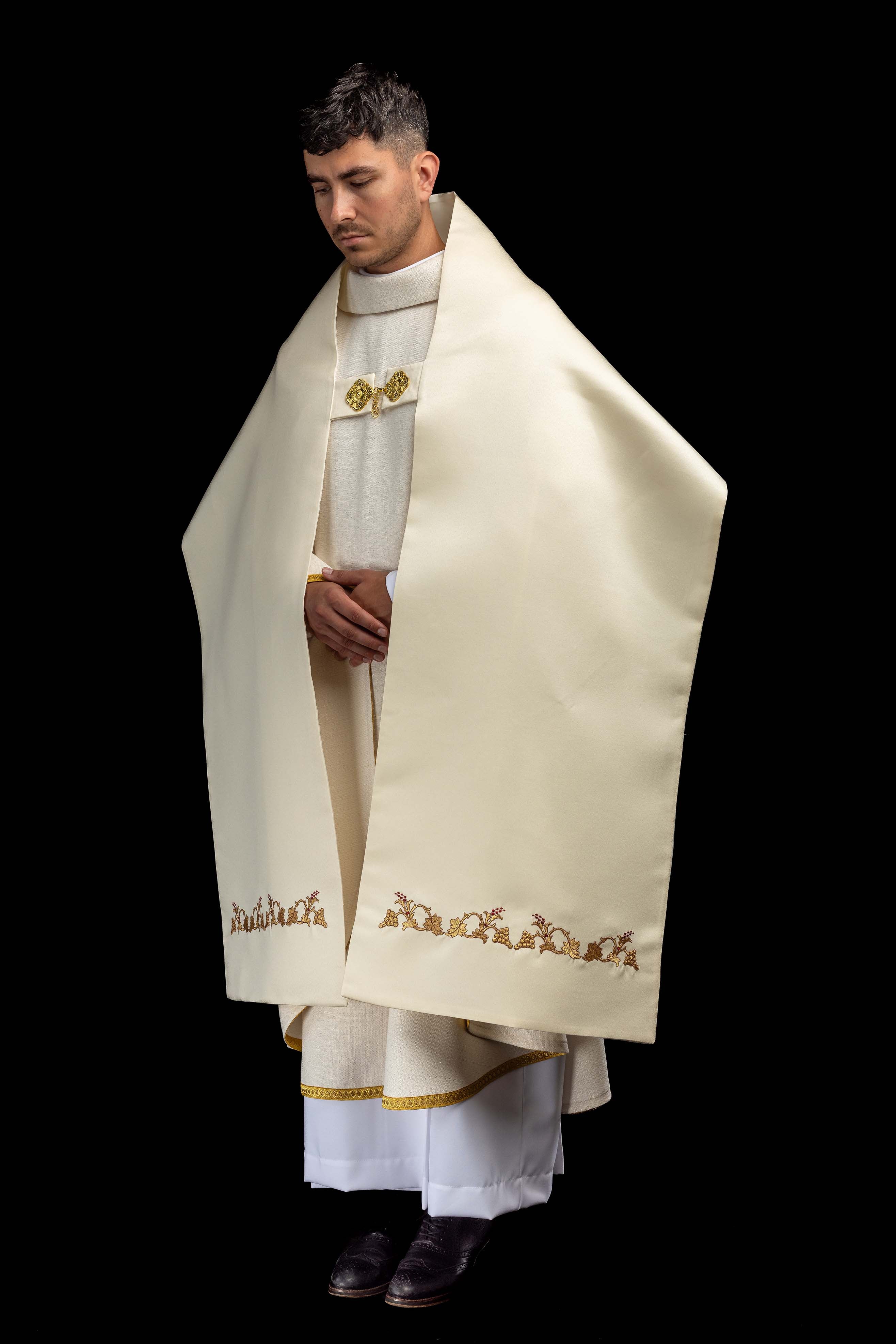 Liturgijski veo s motivom IHS okružen bogatim vezom u boji ecru