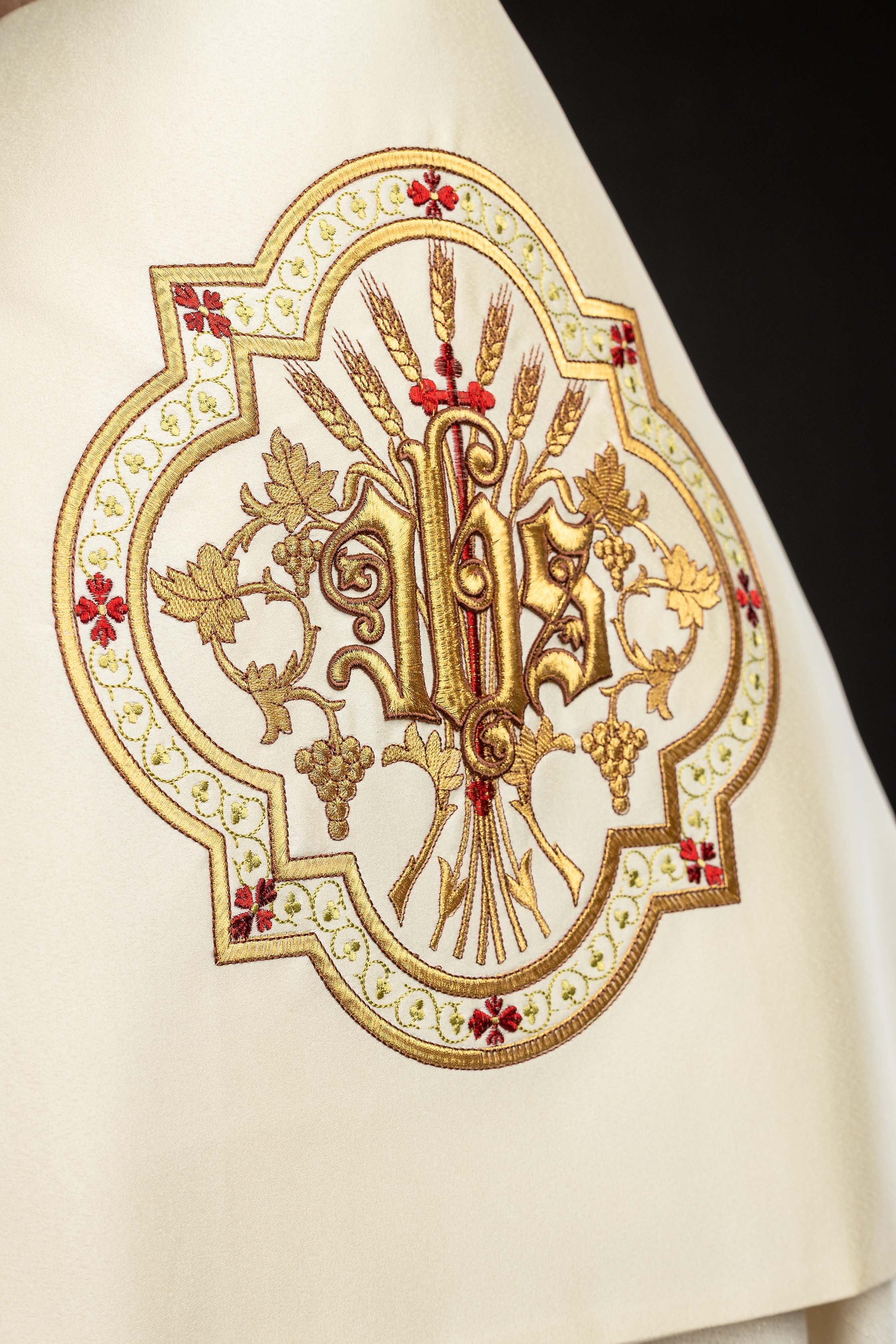 Liturgijski veo s motivom IHS okružen bogatim vezom u boji ecru