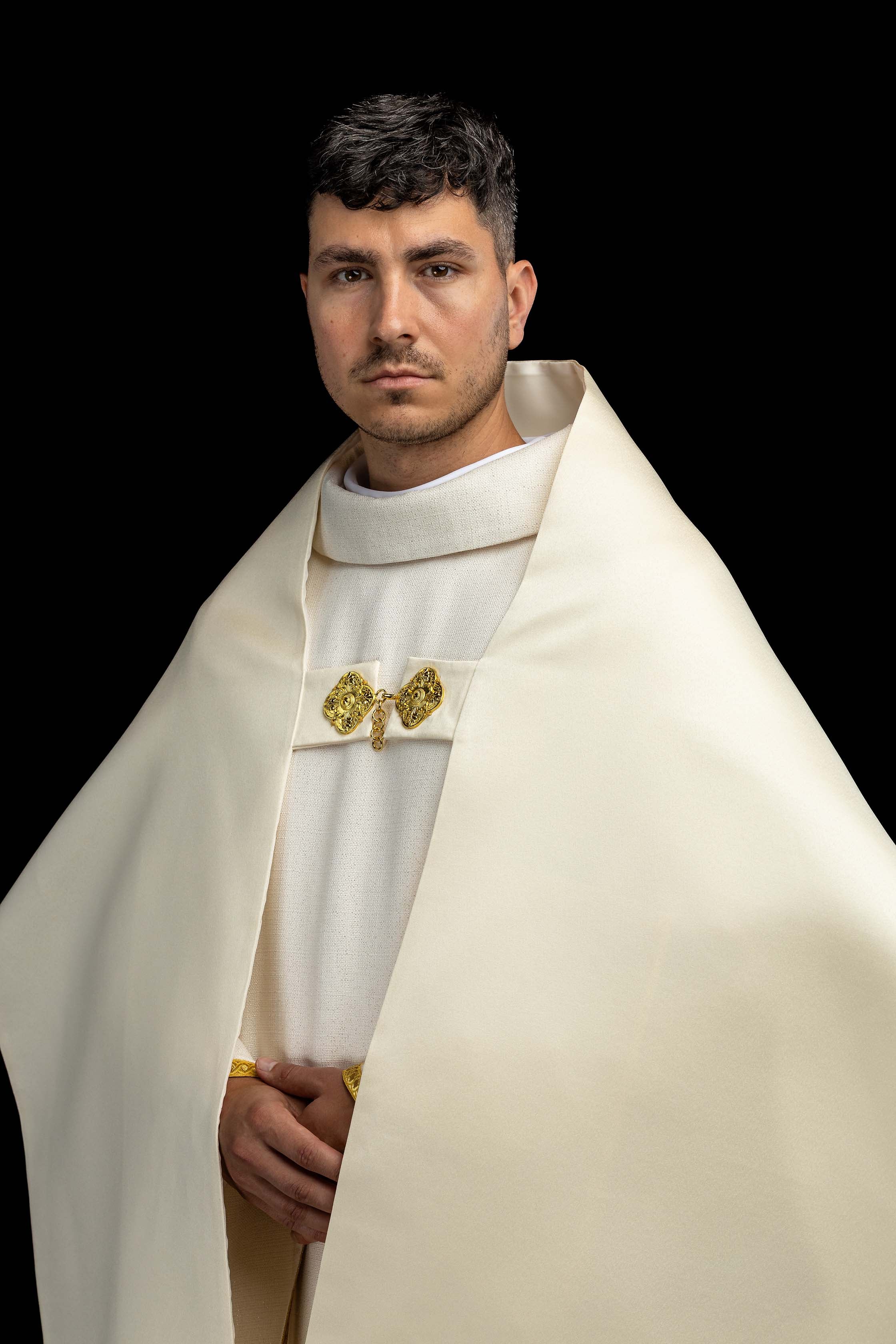 Liturgijski veo s motivom IHS okružen bogatim vezom u boji ecru