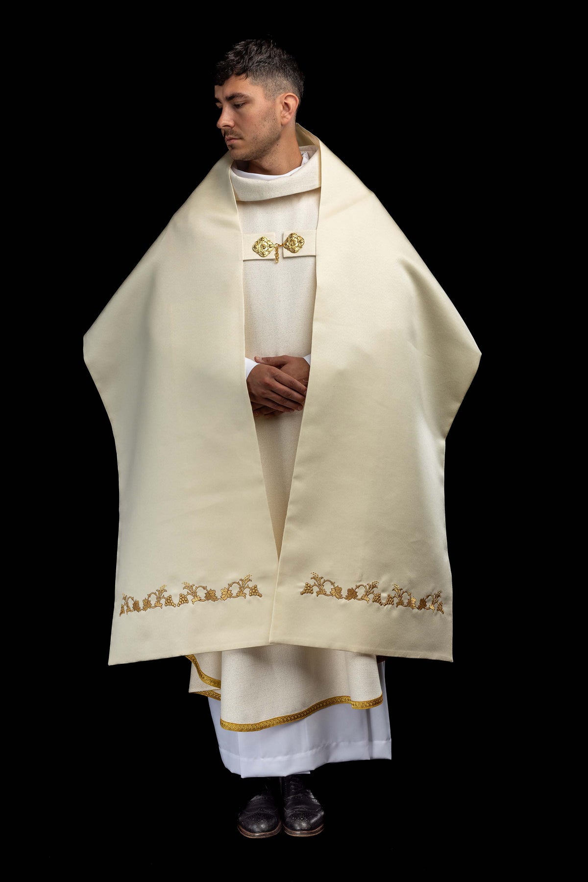 Ecru liturgijski veo s izvezenom kaležom