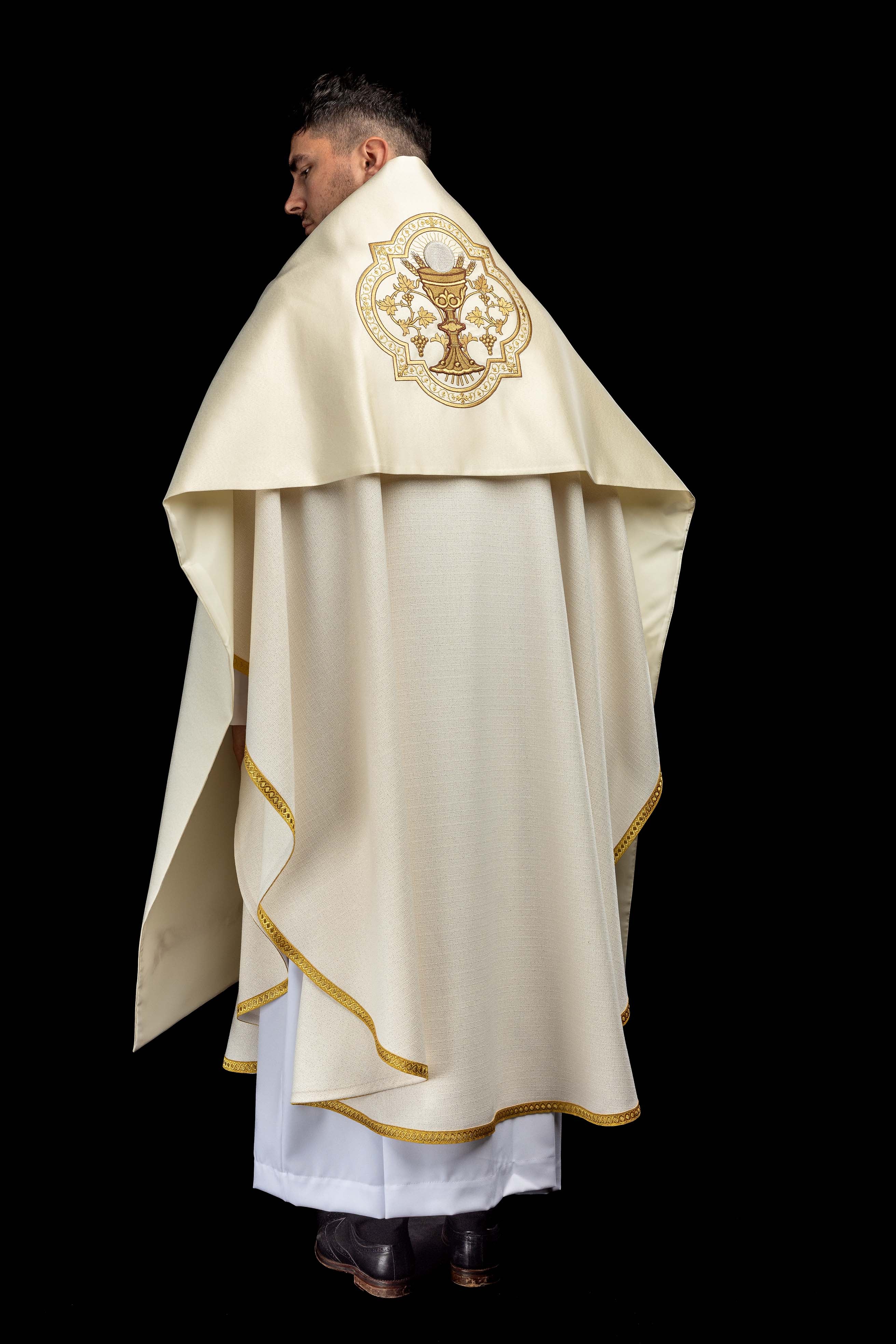 Ecru liturgijski veo s izvezenom kaležom