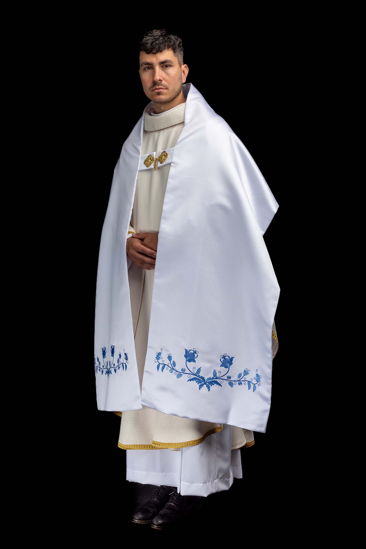 Veil s vezom s marijanskim motivom u bijeloj boji