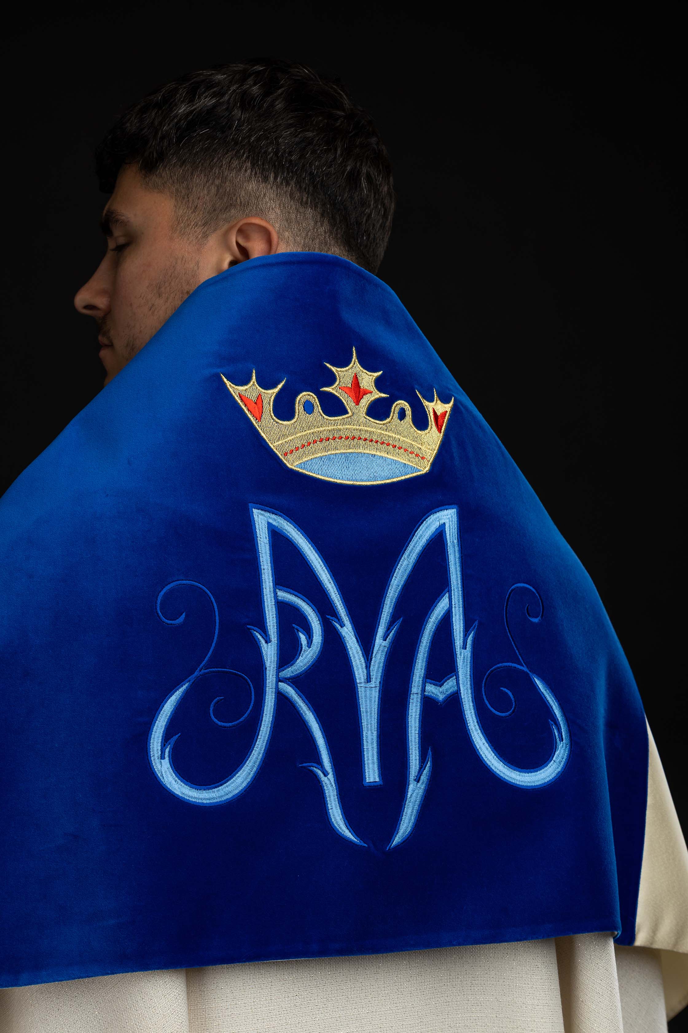 Veil s vezom s marijanskim motivom