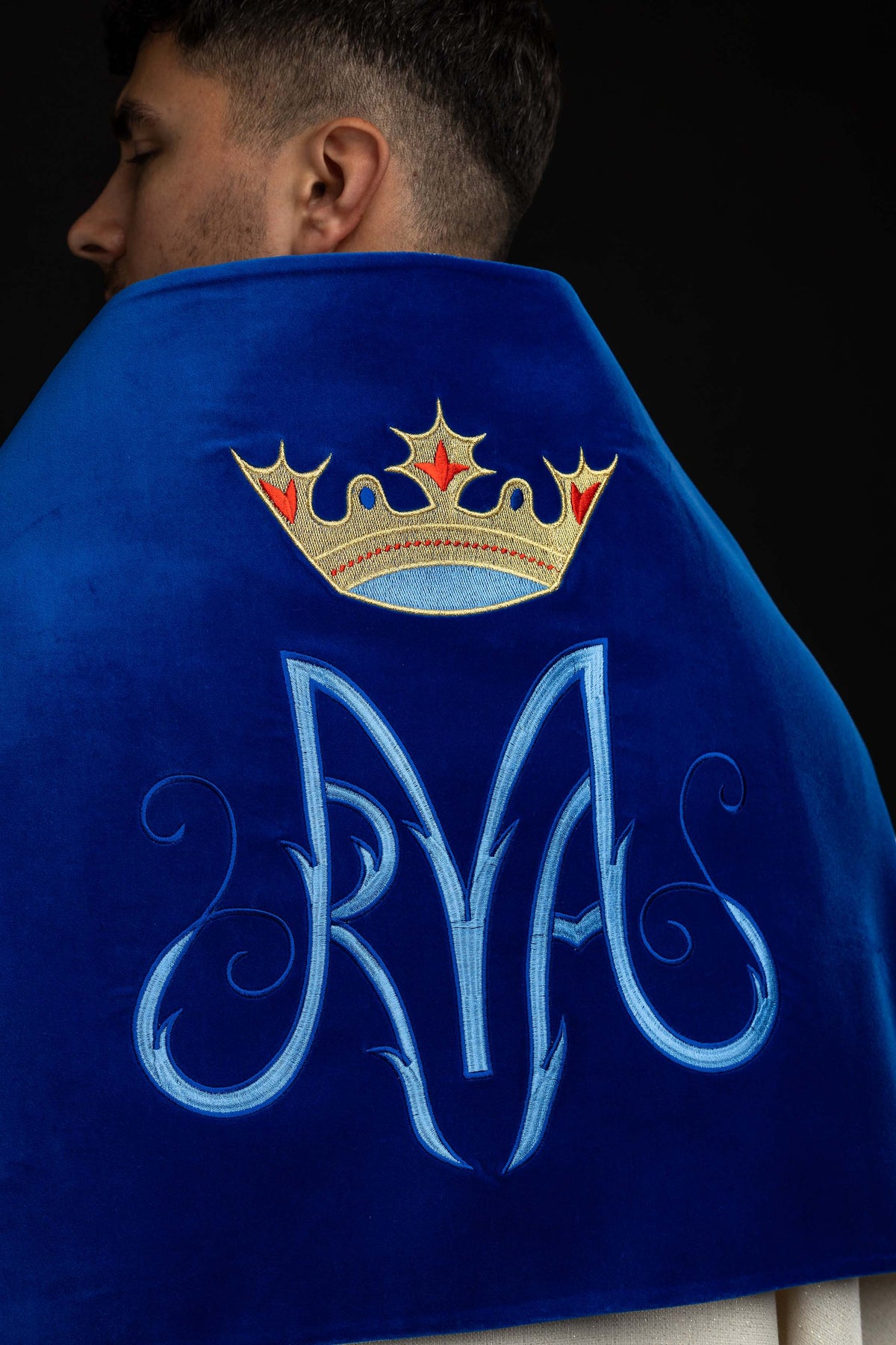 Veil s vezom s marijanskim motivom
