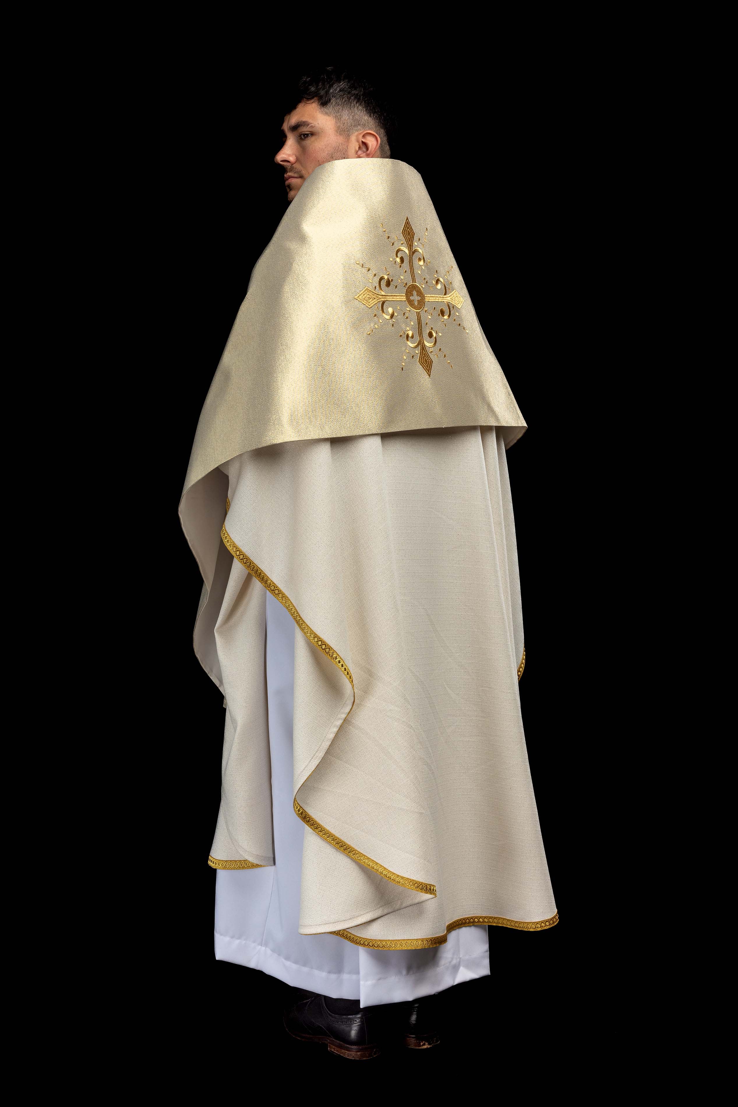 Liturgijski veo s izvezenim križem u zlatnoj boji