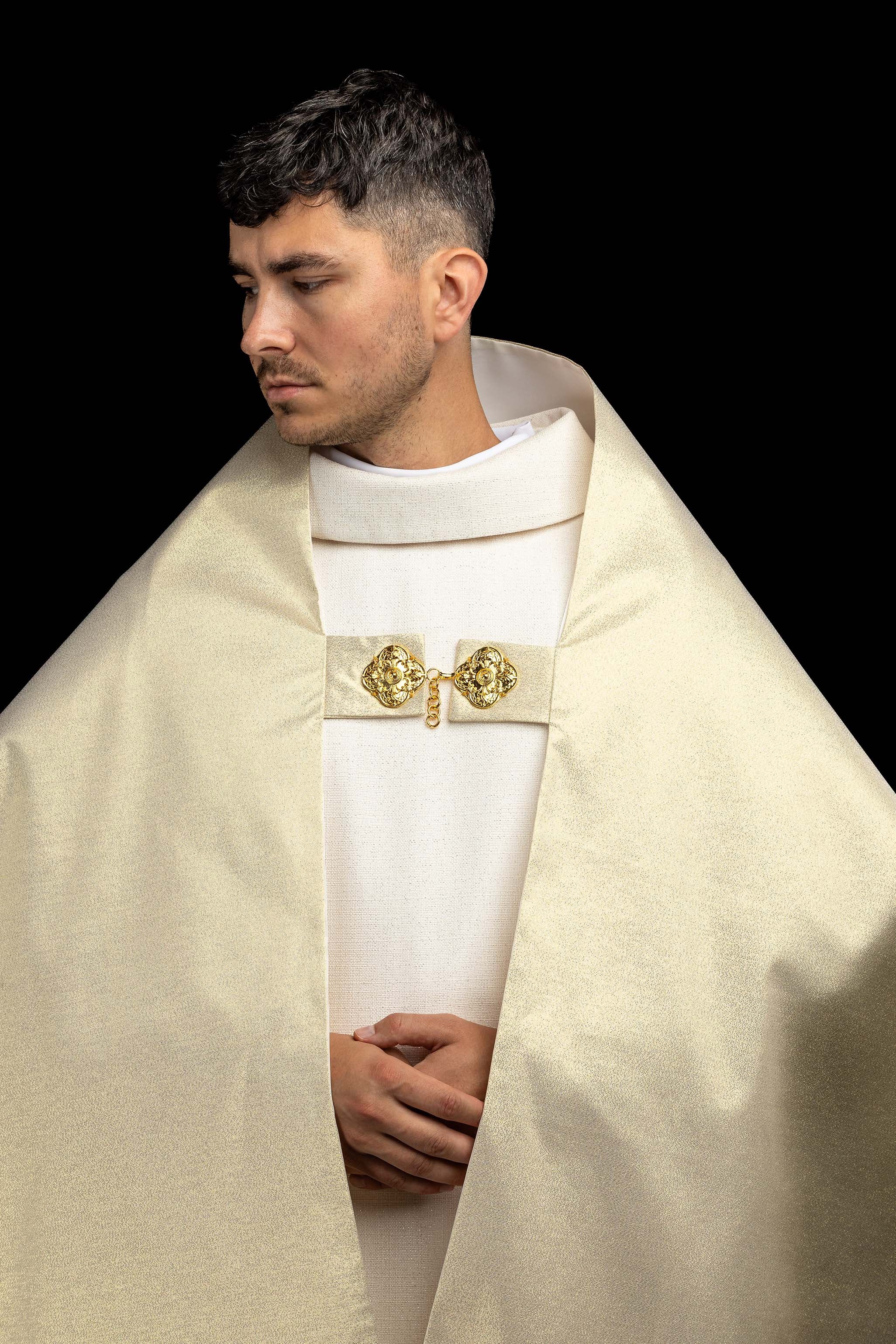 Liturgijski veo s izvezenim križem u zlatnoj boji