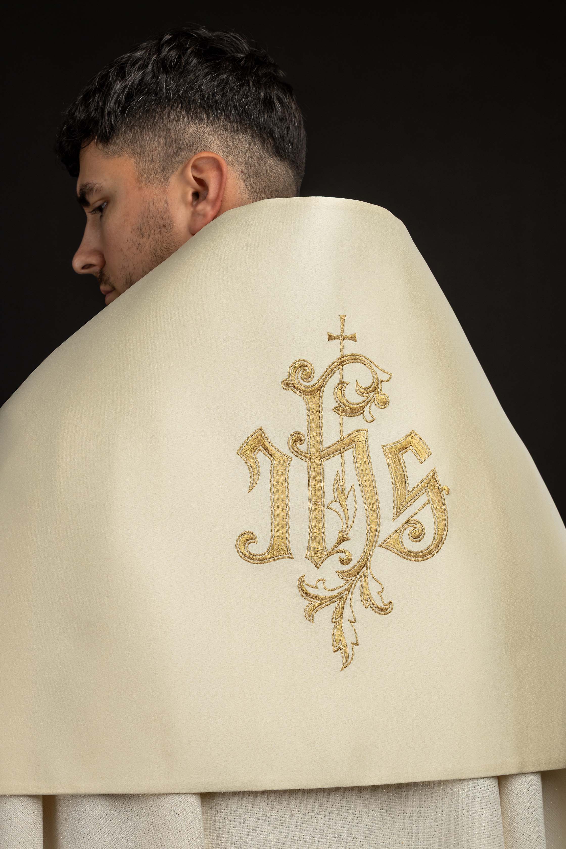 Liturgijski veo s izvezenim IHS