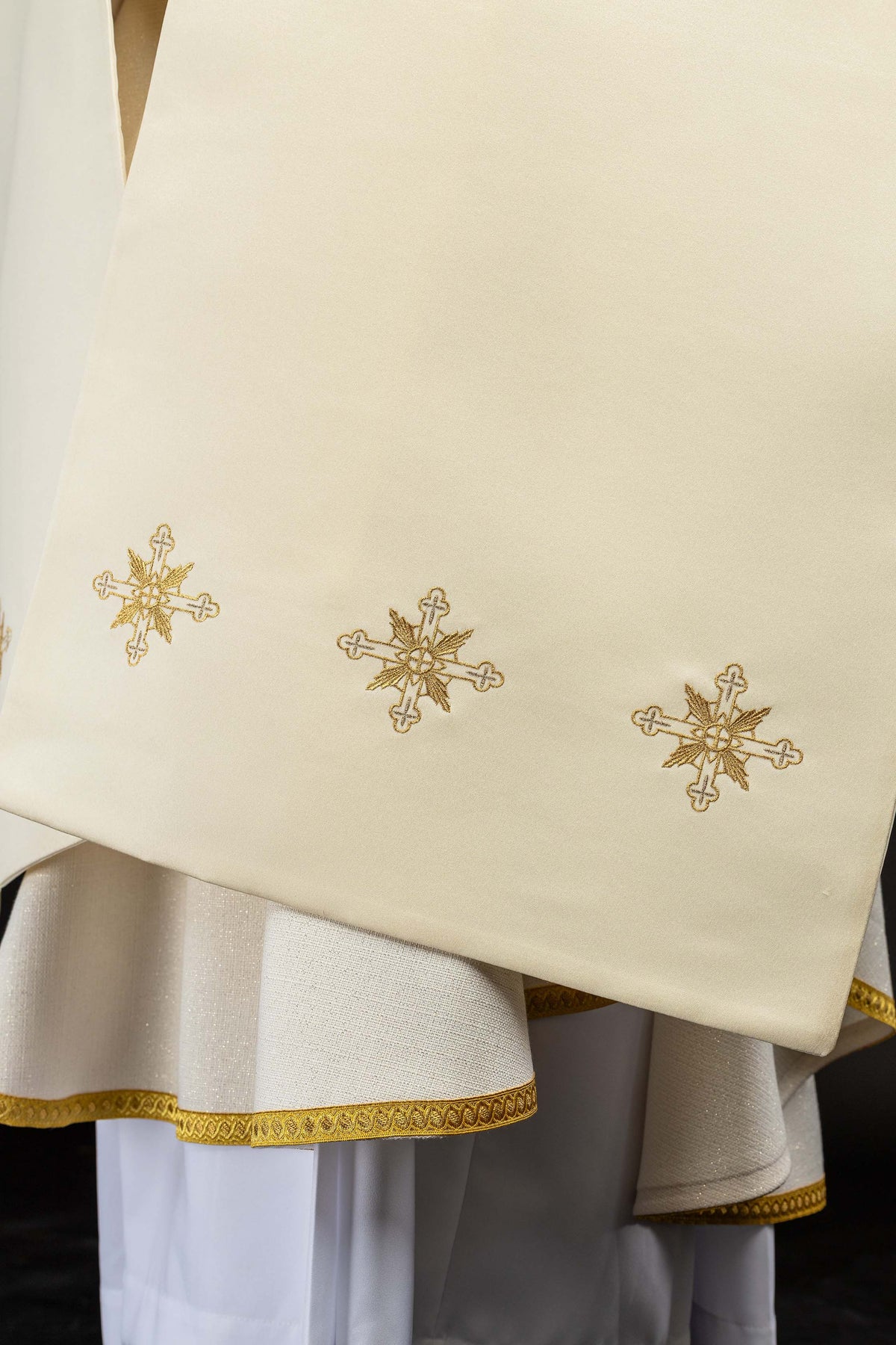 Liturgijski veo s izvezenim IHS