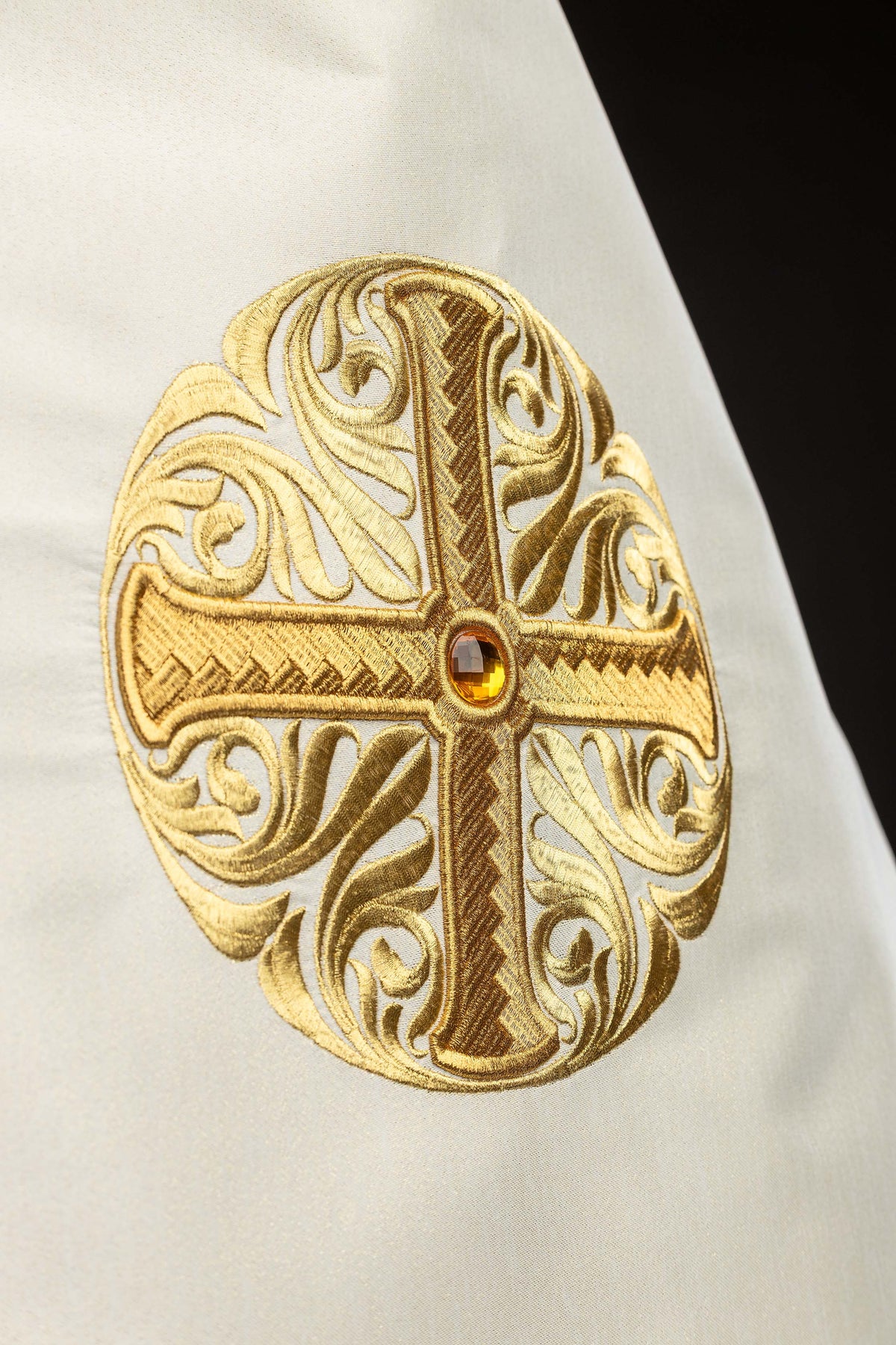 Zlatni liturgijski veo s uzorkom križa