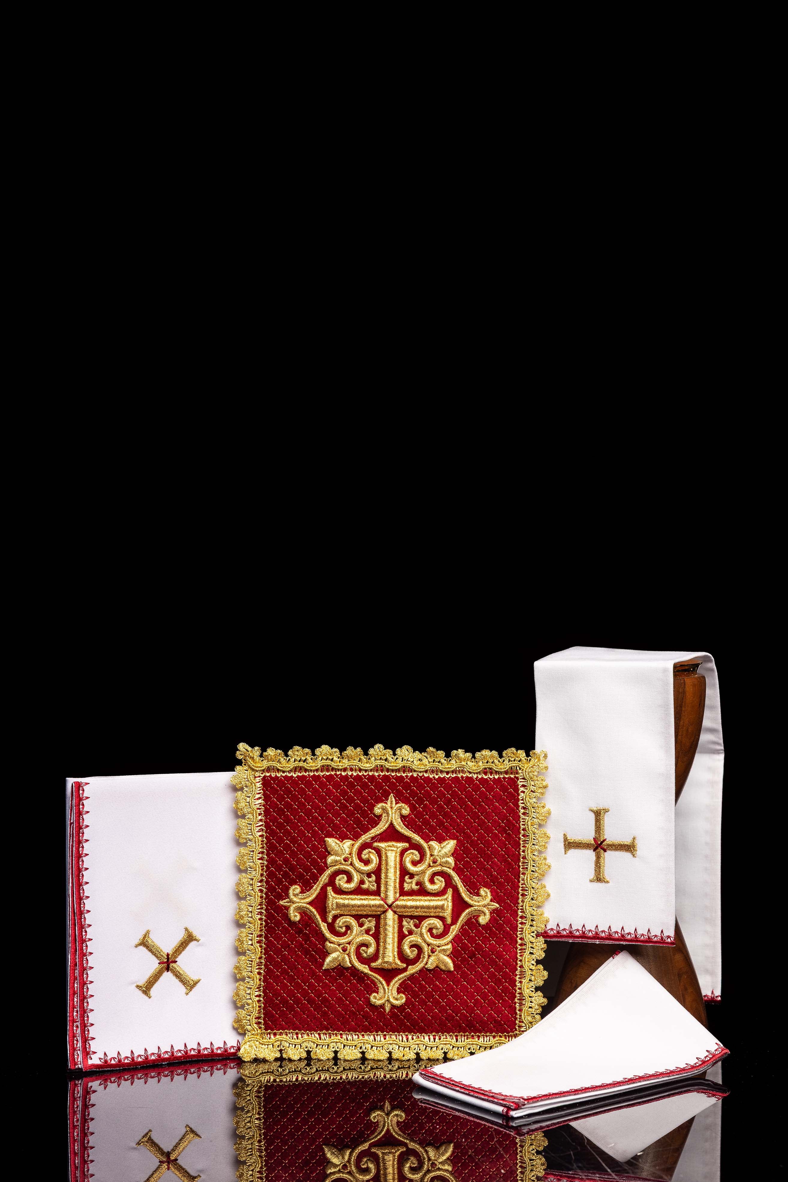 Čašasta donje rublje s vezenim baršunastim crvenim križem