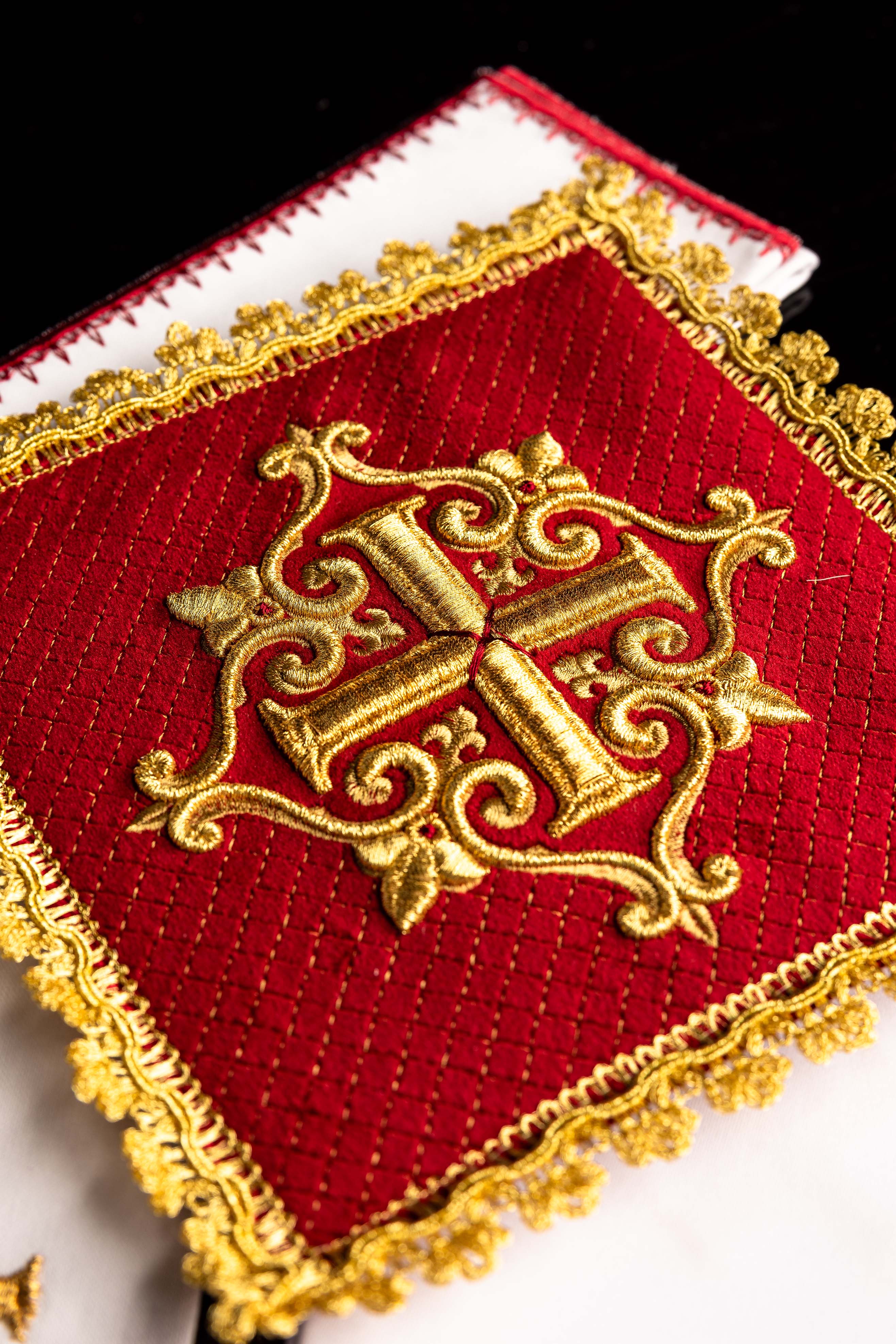 Čašasta donje rublje s vezenim baršunastim crvenim križem