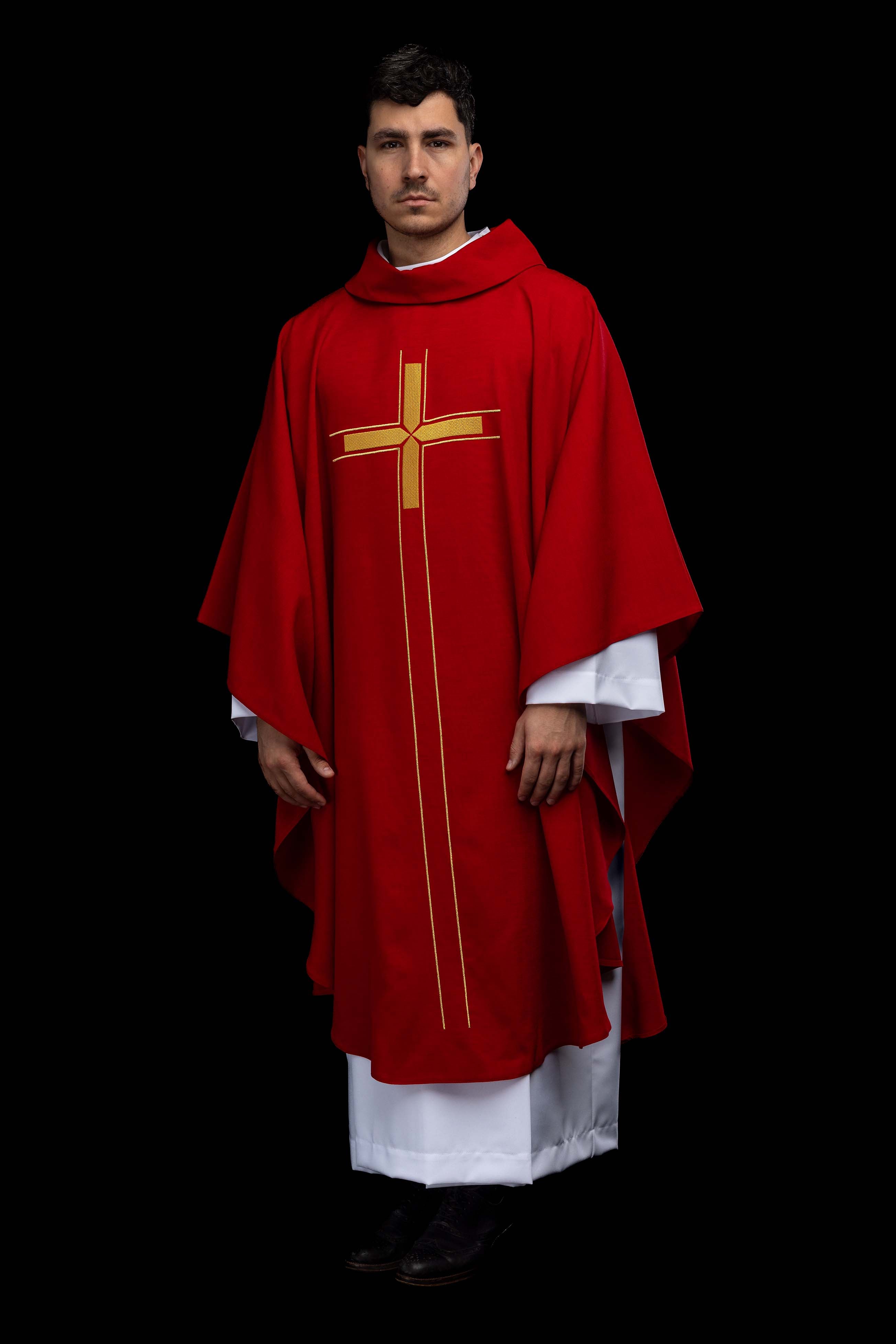 Zeleni ornati s izvezenim motivom križa na ukrasnoj tkanini