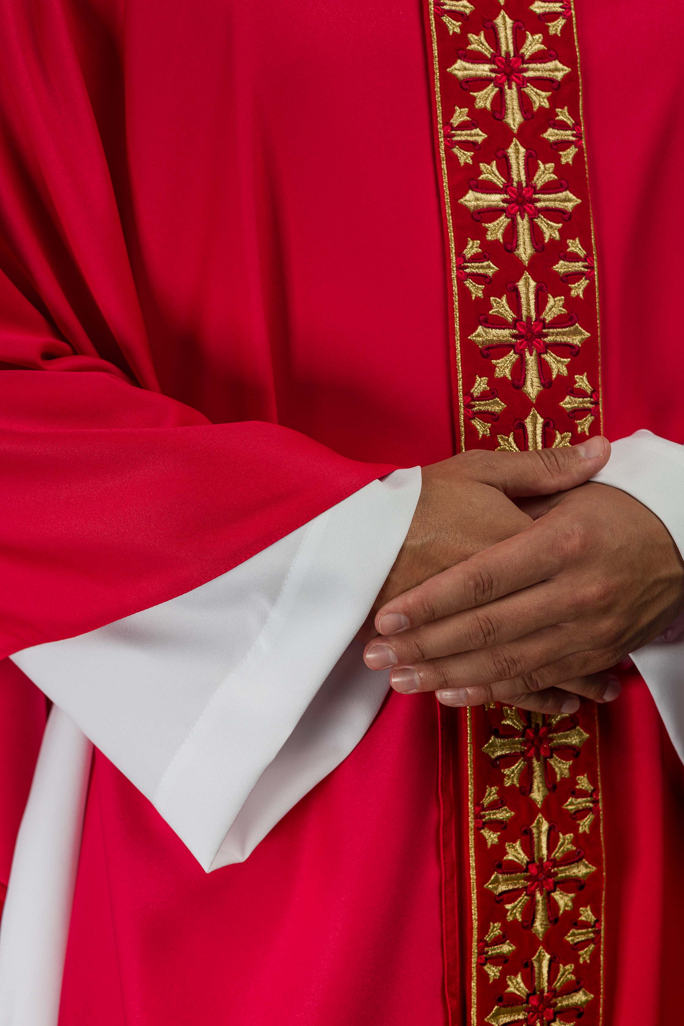 Ornat z błyszczącym haftem w kolorze czerwonym - ORNATY.PL