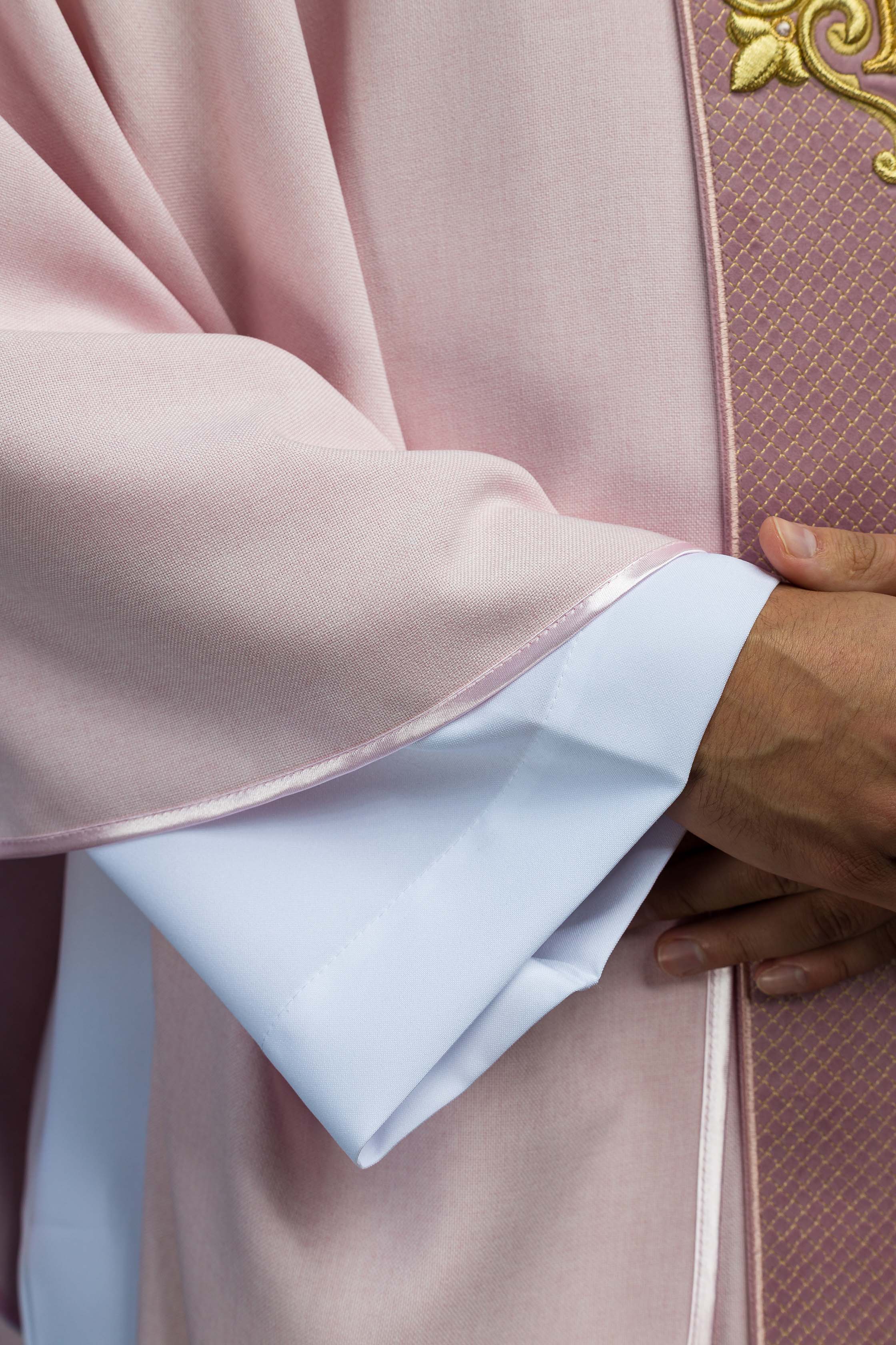 Ornat haftowany na aksamicie z symbolem Krzyż Różowy