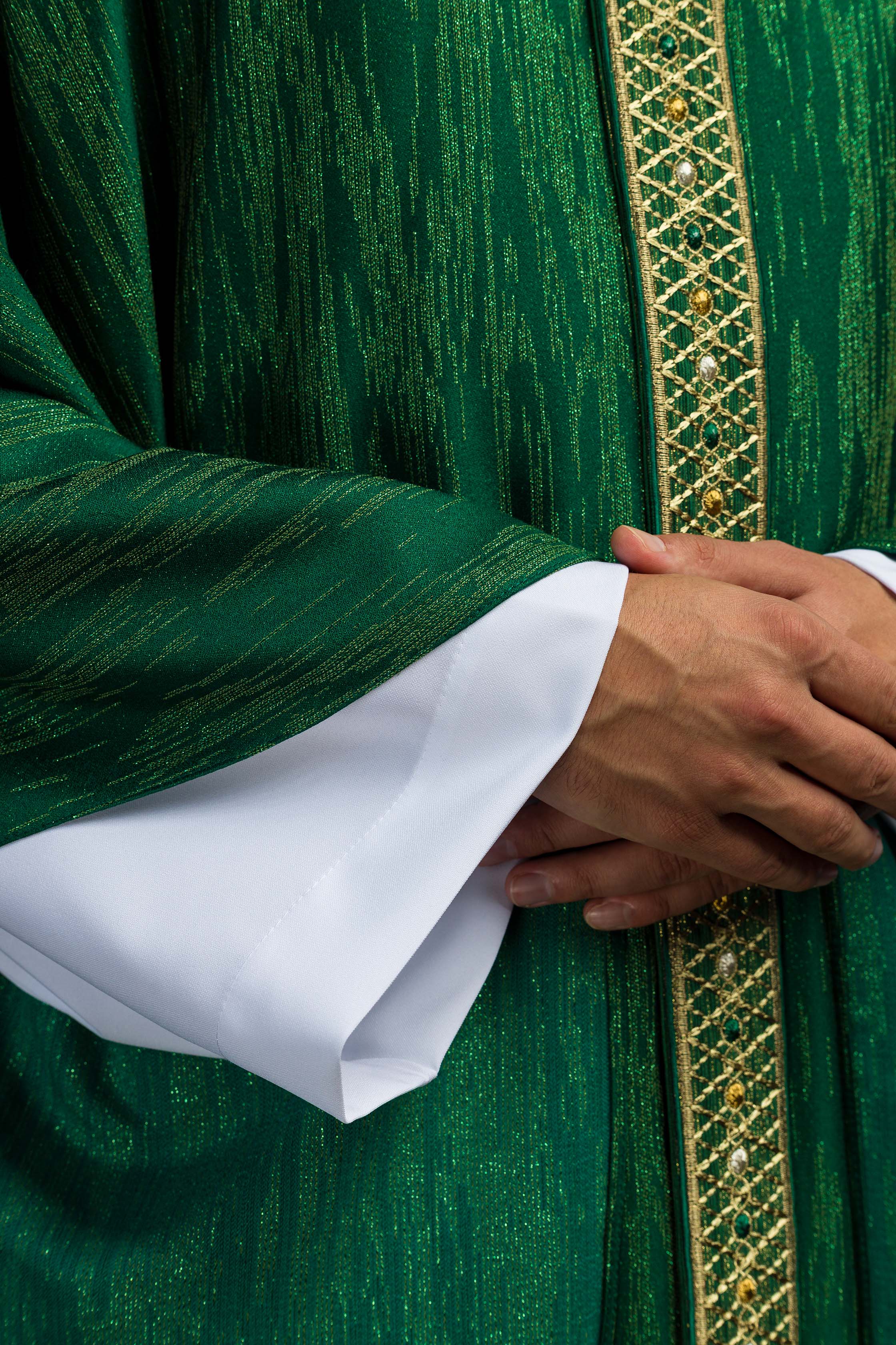 Zeleni ornati s izvezenim pojasom i ovratnikom