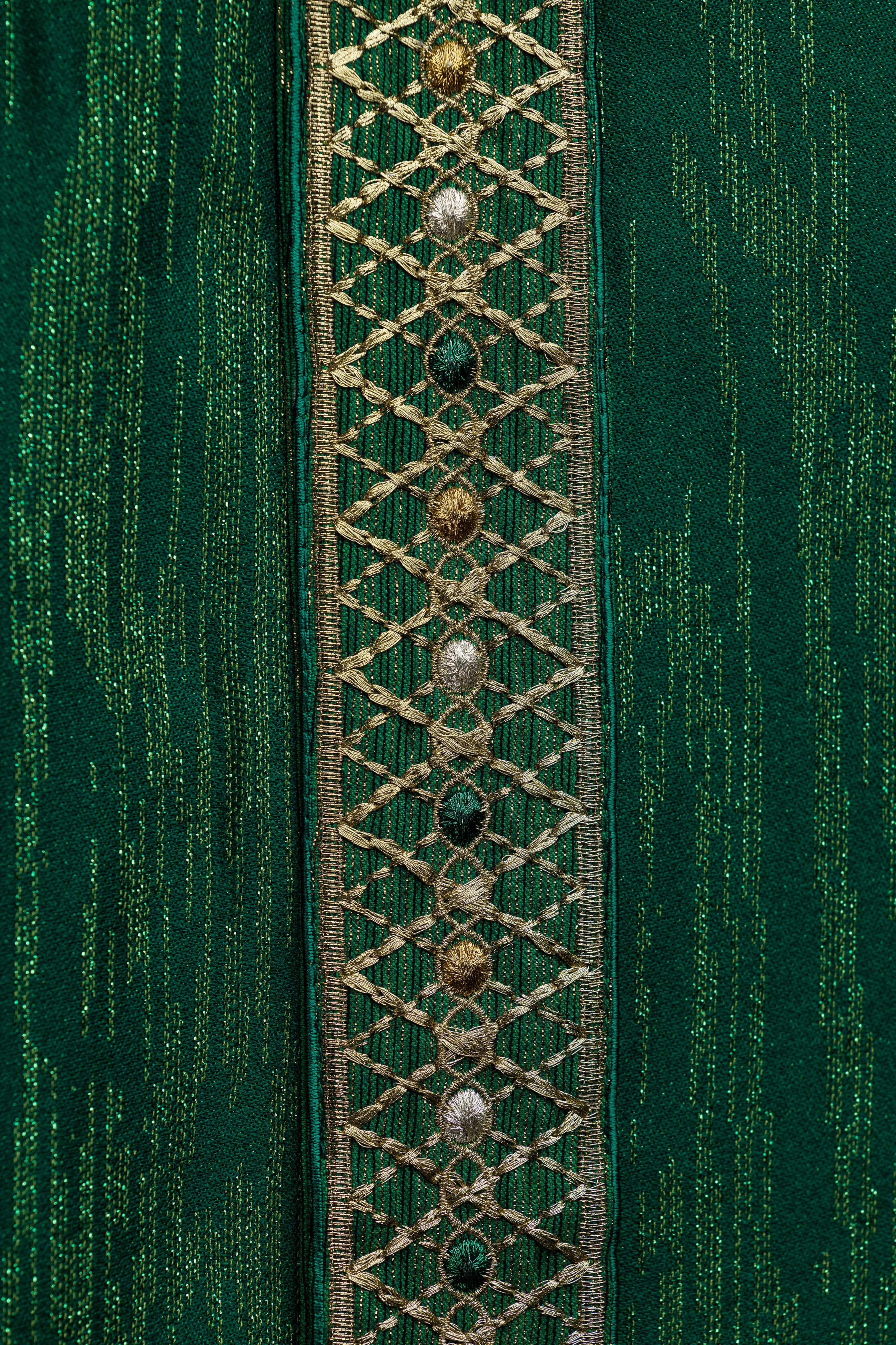 Zeleni ornati s izvezenim pojasom i ovratnikom