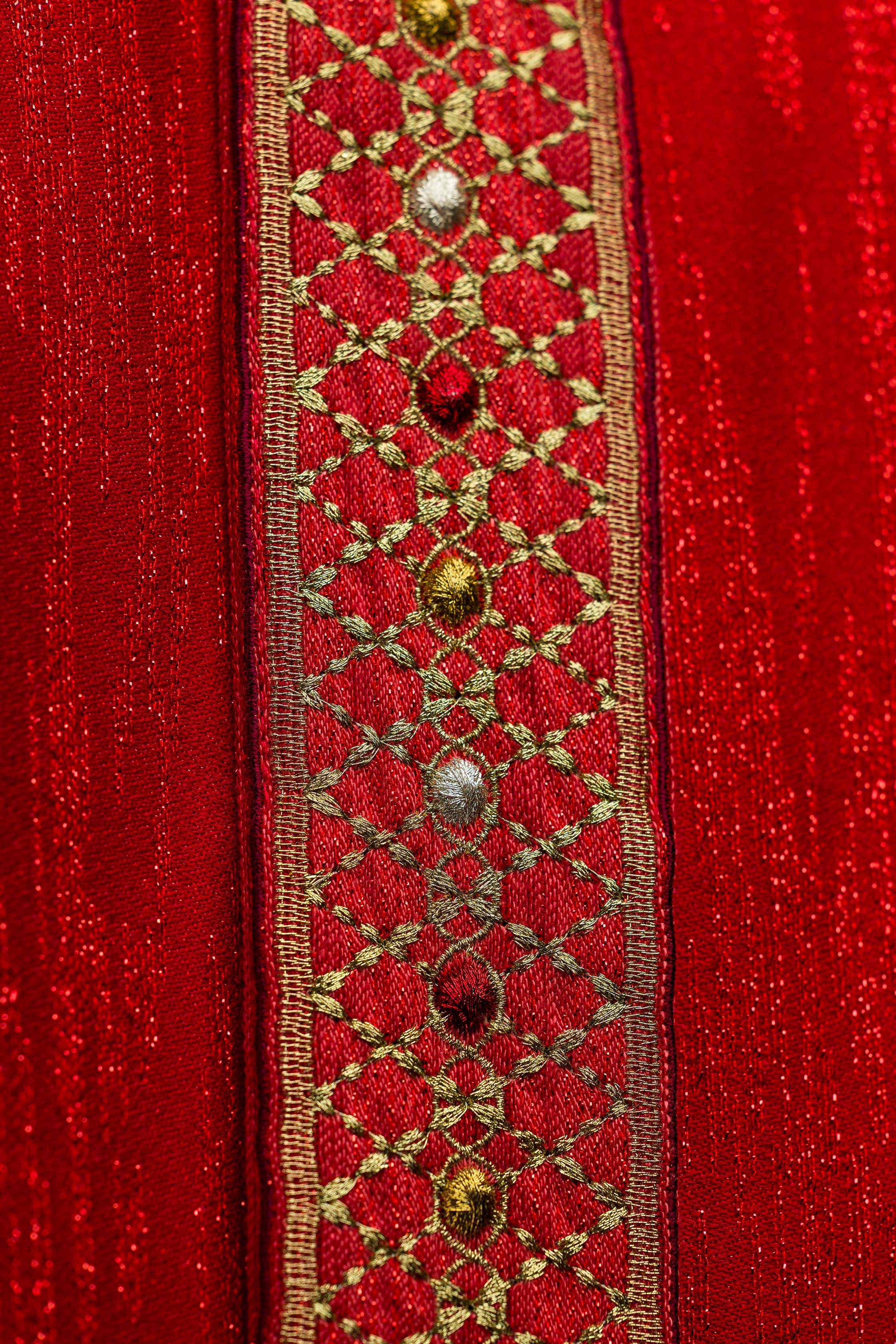 Crveni ornati s izvezenim pojasom i ovratnikom