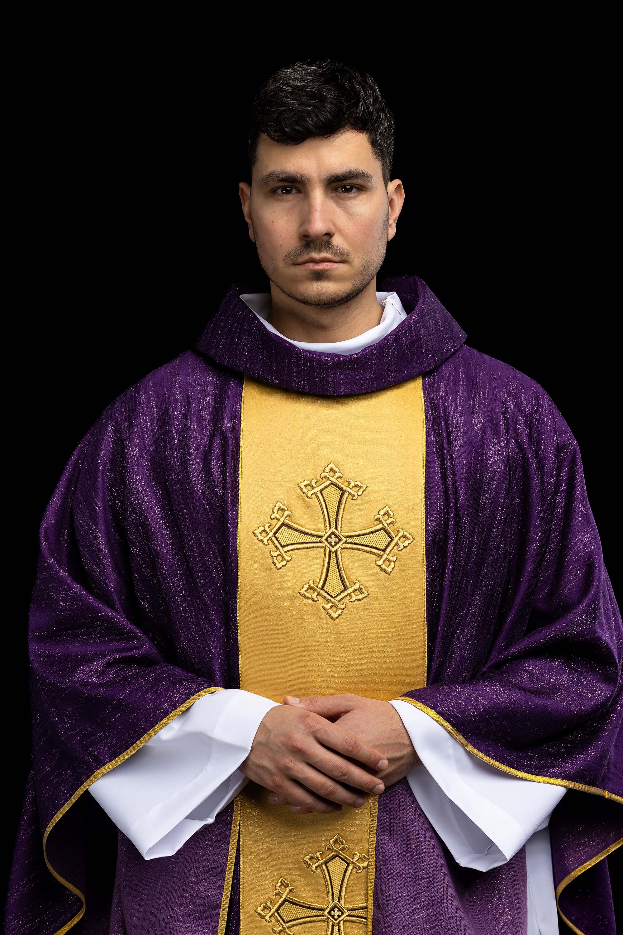 Fioletowy ornat z haftowanym motywem krzyża z pasem na ozdobnej tkaninie - ORNATY.PL