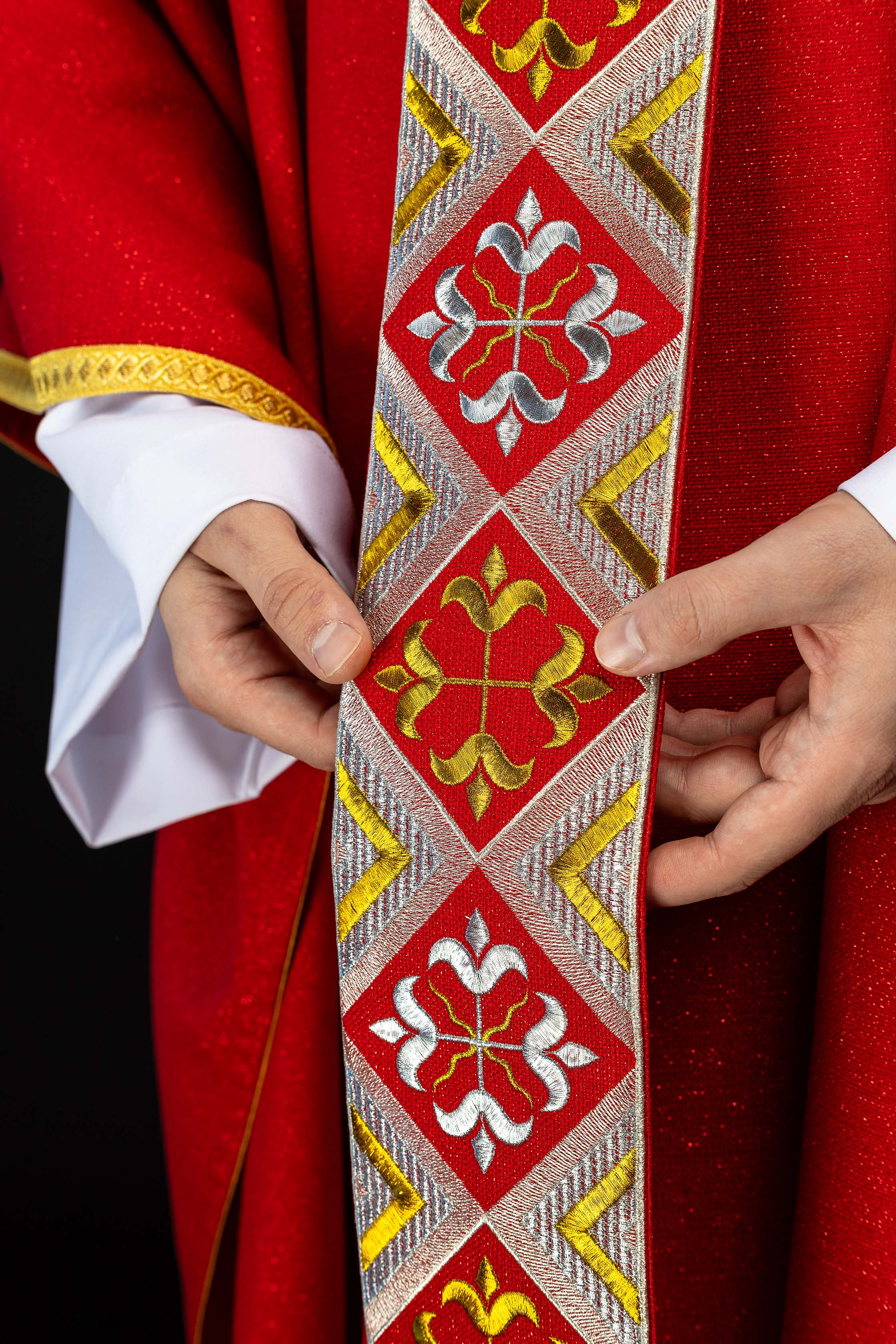 Haftowany pas na ornat w zestawie z ornatem czerwony - ORNATY.PL