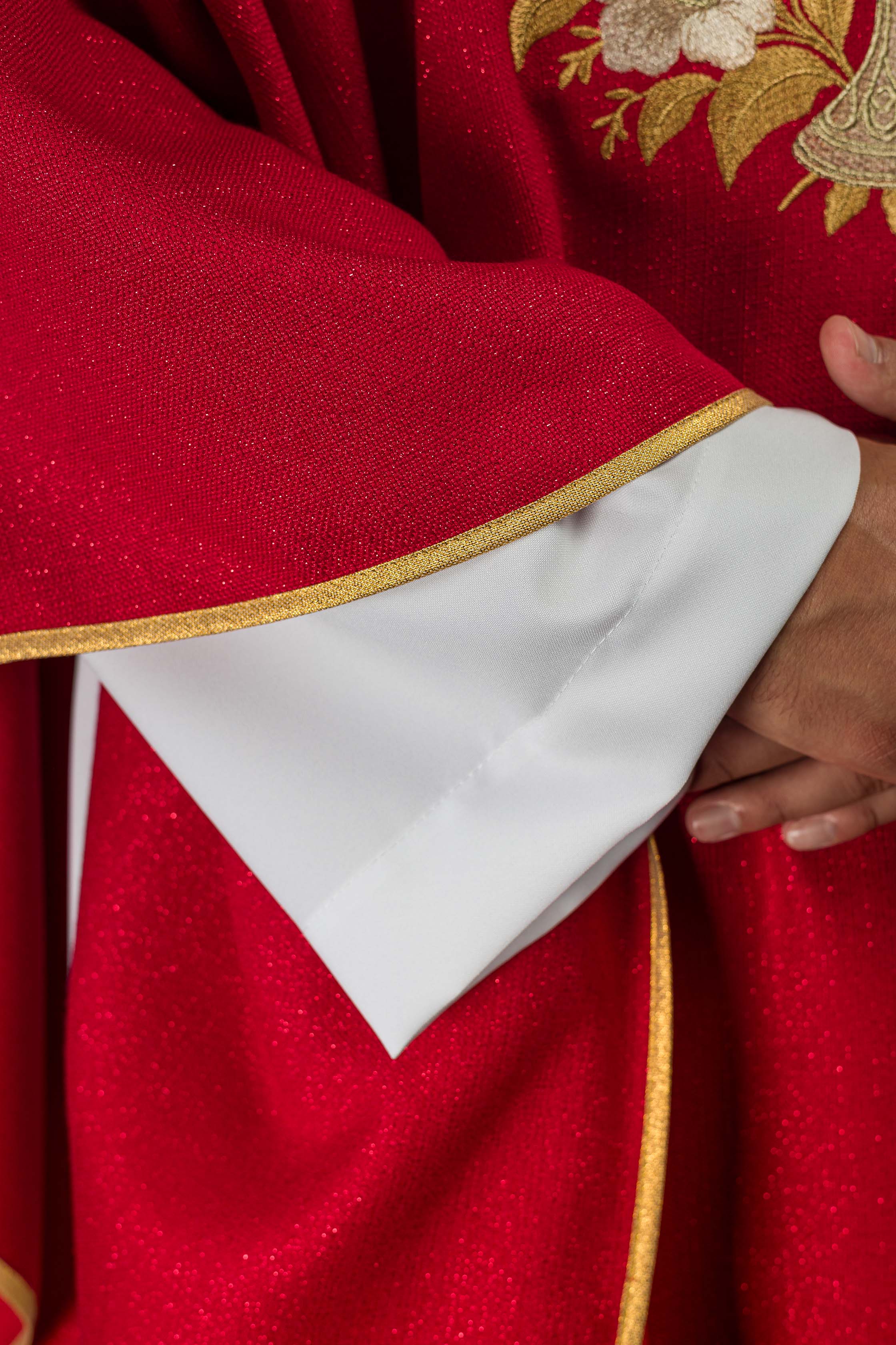 Crveni ornati s vezom Duha Svetoga