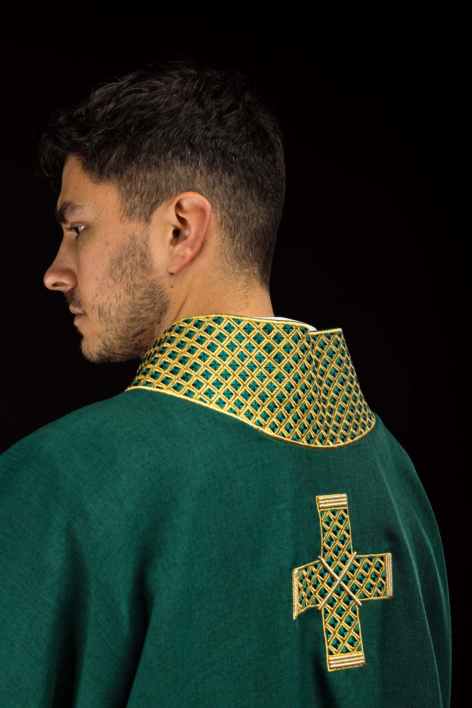 Dalmatyka s izvezenim križevima i ecru ovratnikom