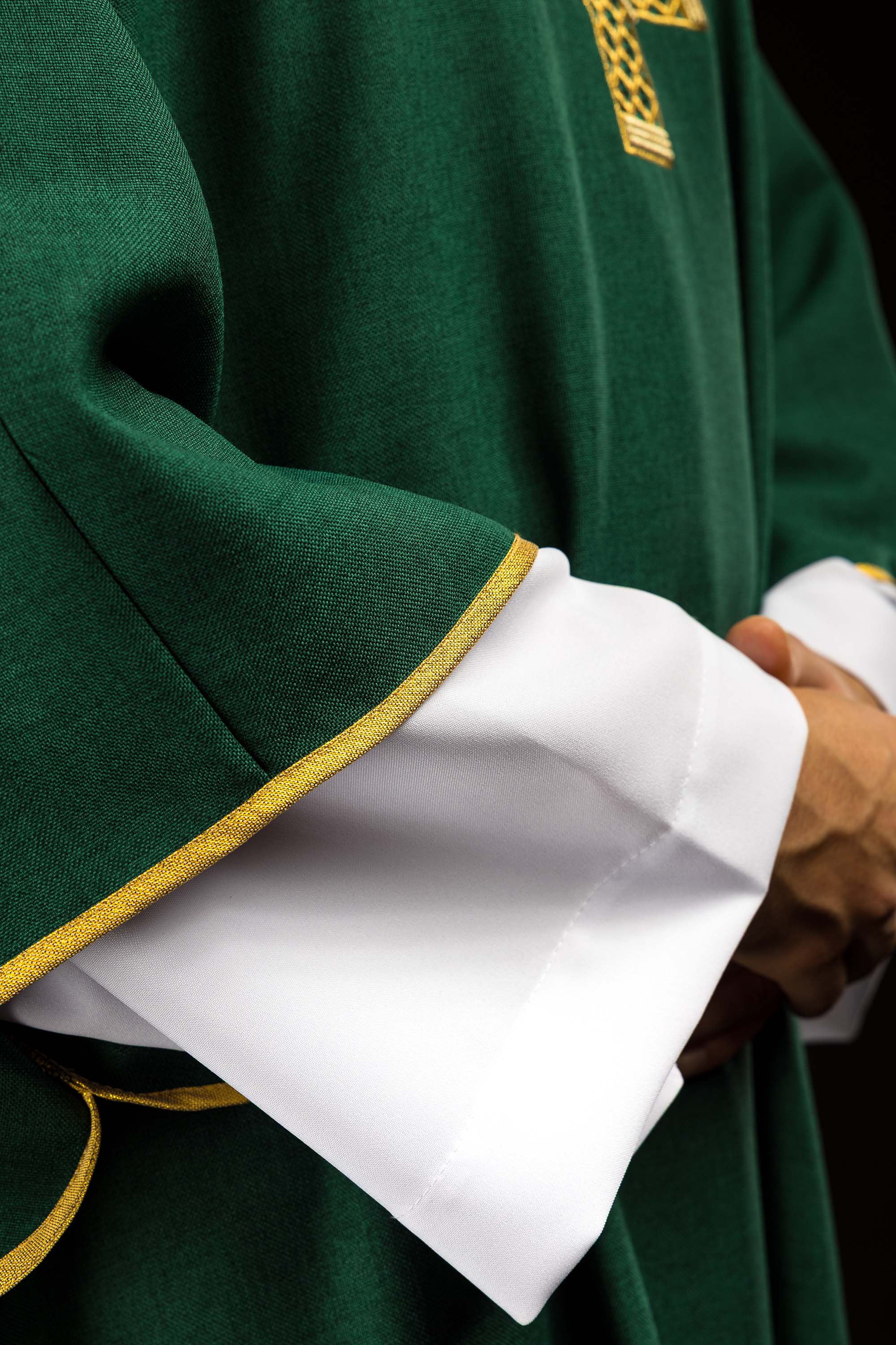 Dalmatyka s izvezenim križevima i ecru ovratnikom