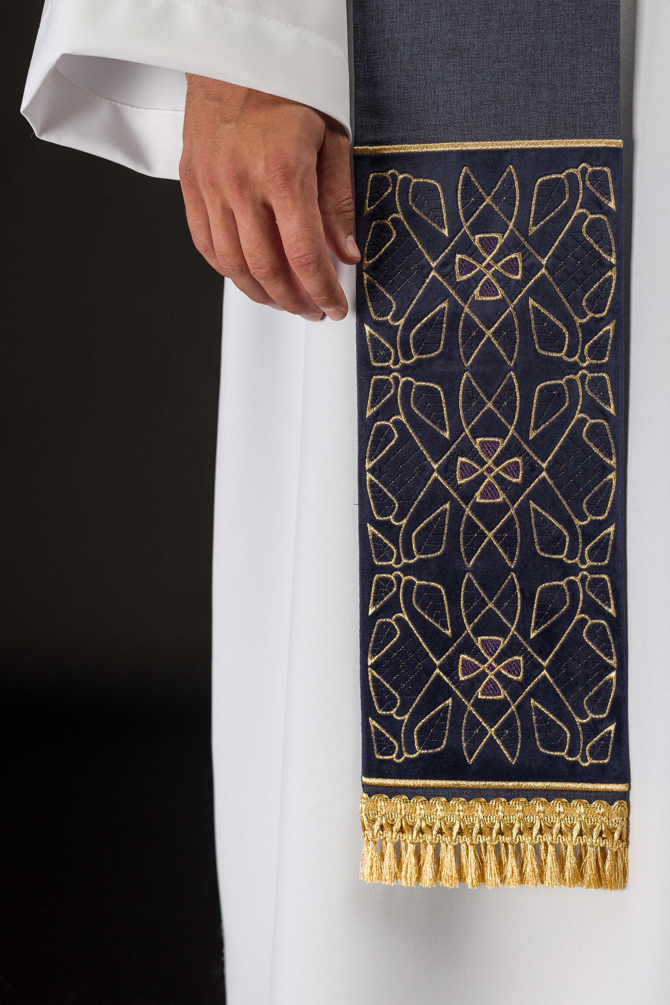 Stuła haftowana aksamitna z motywem IHS fioletowa - ORNATY.PL