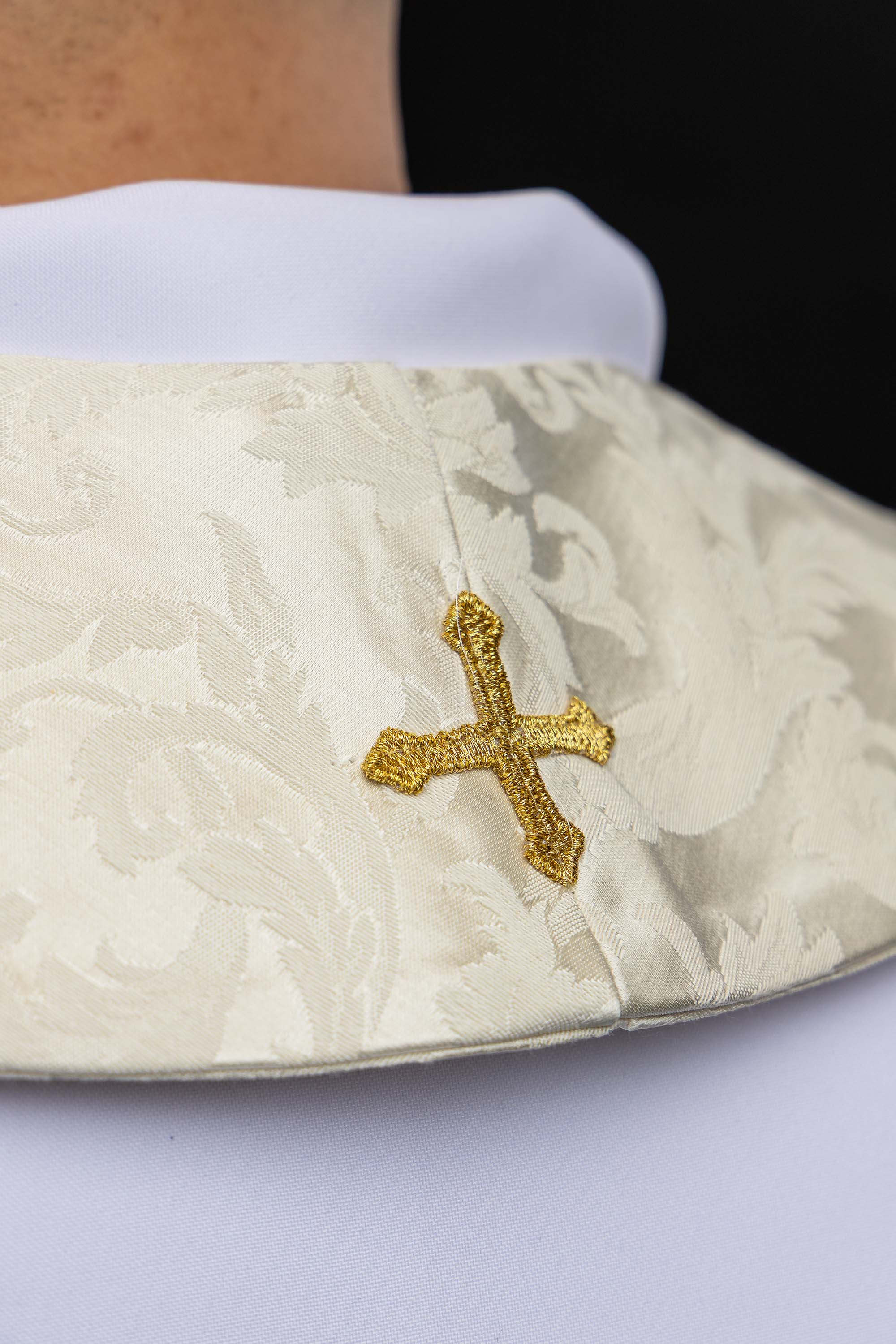 Stola s uskrsnim janjcem sašivena na ukrasnoj tkanini