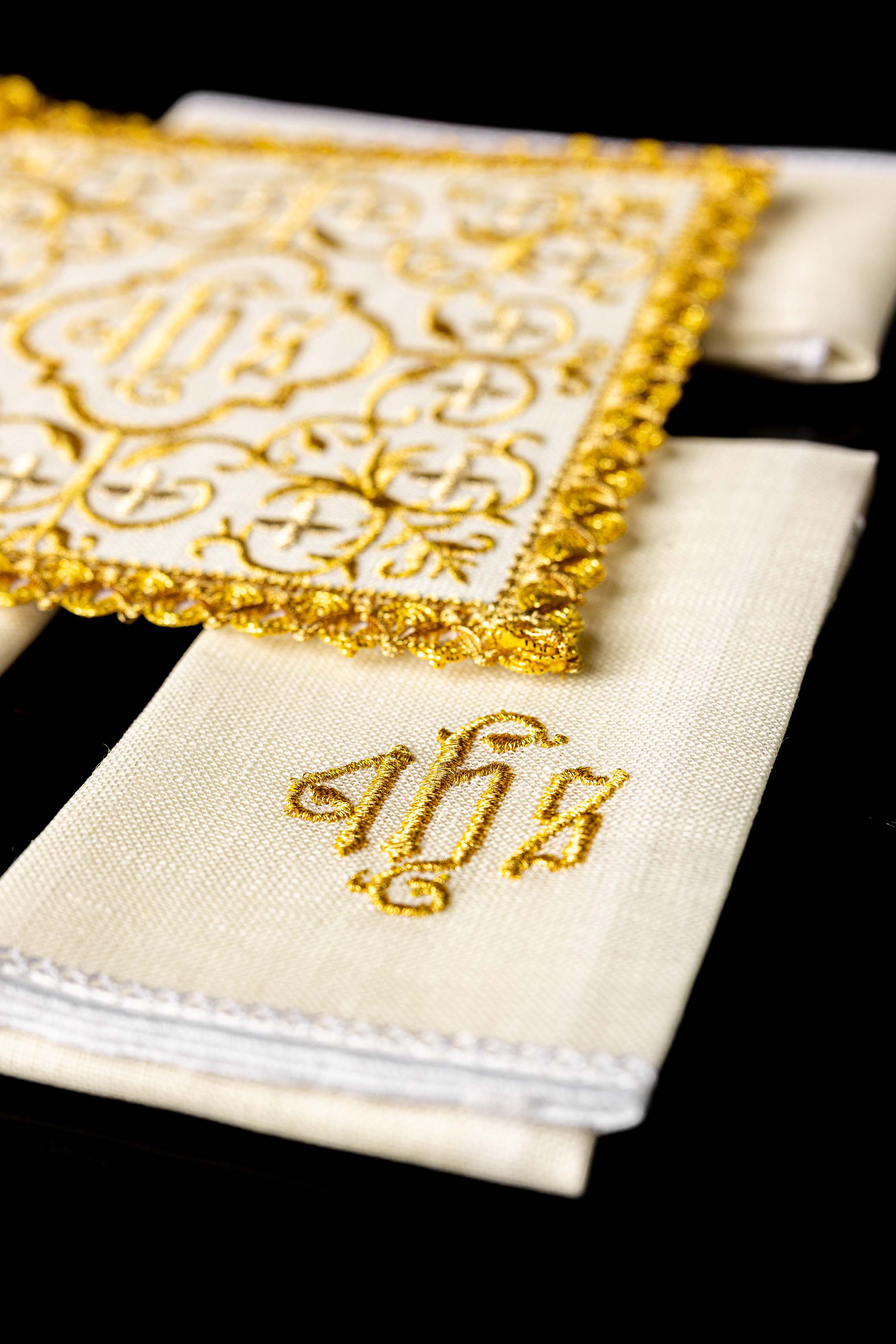 Bogato ukrašen laneni komplet kaleža s vezom križa i JHS